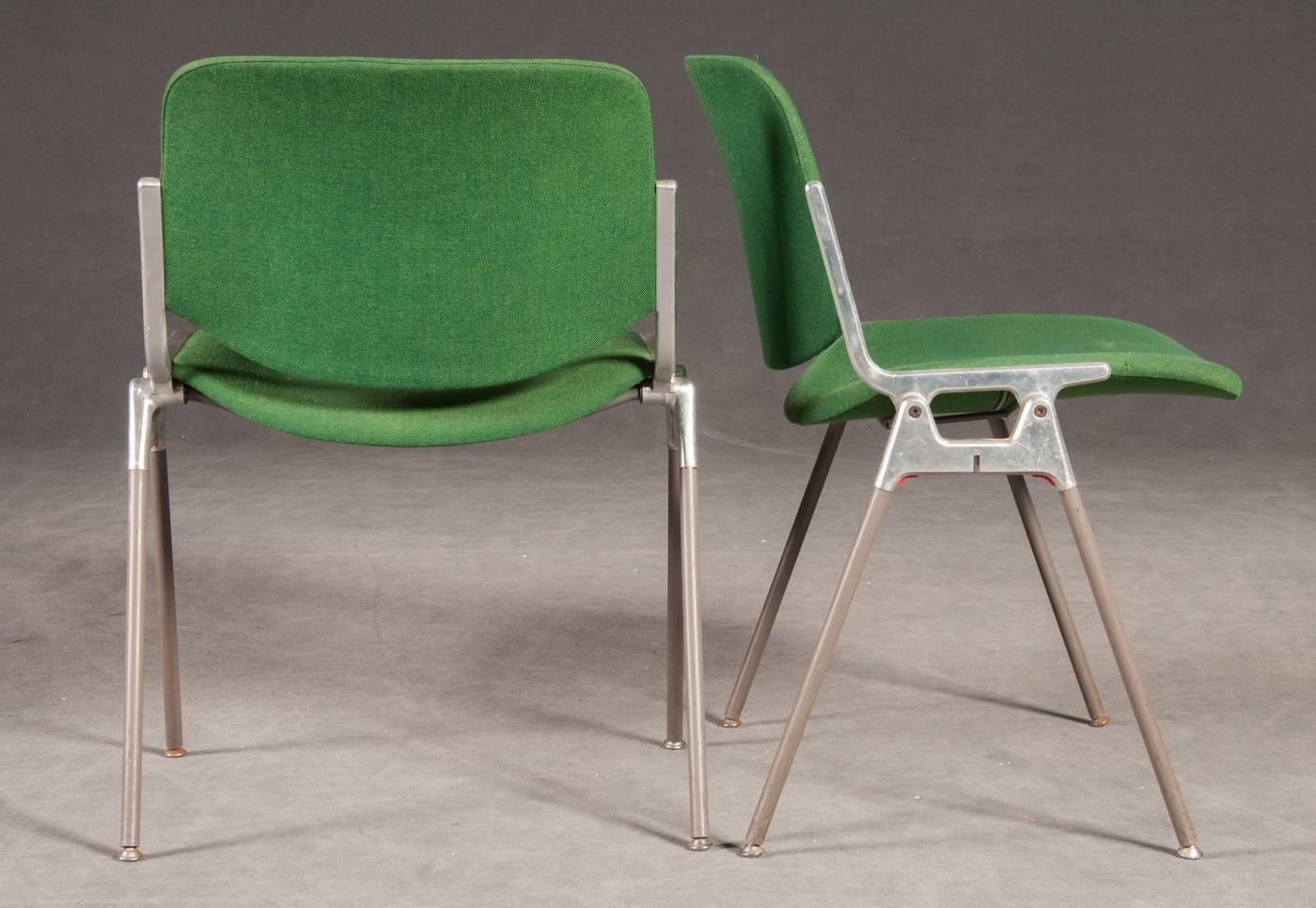 Frame made of cast aluminium frame, upholstered seat and back, covered with green fabric, still in original condition.
Frame with patina and scratches.
Upto 16 available.