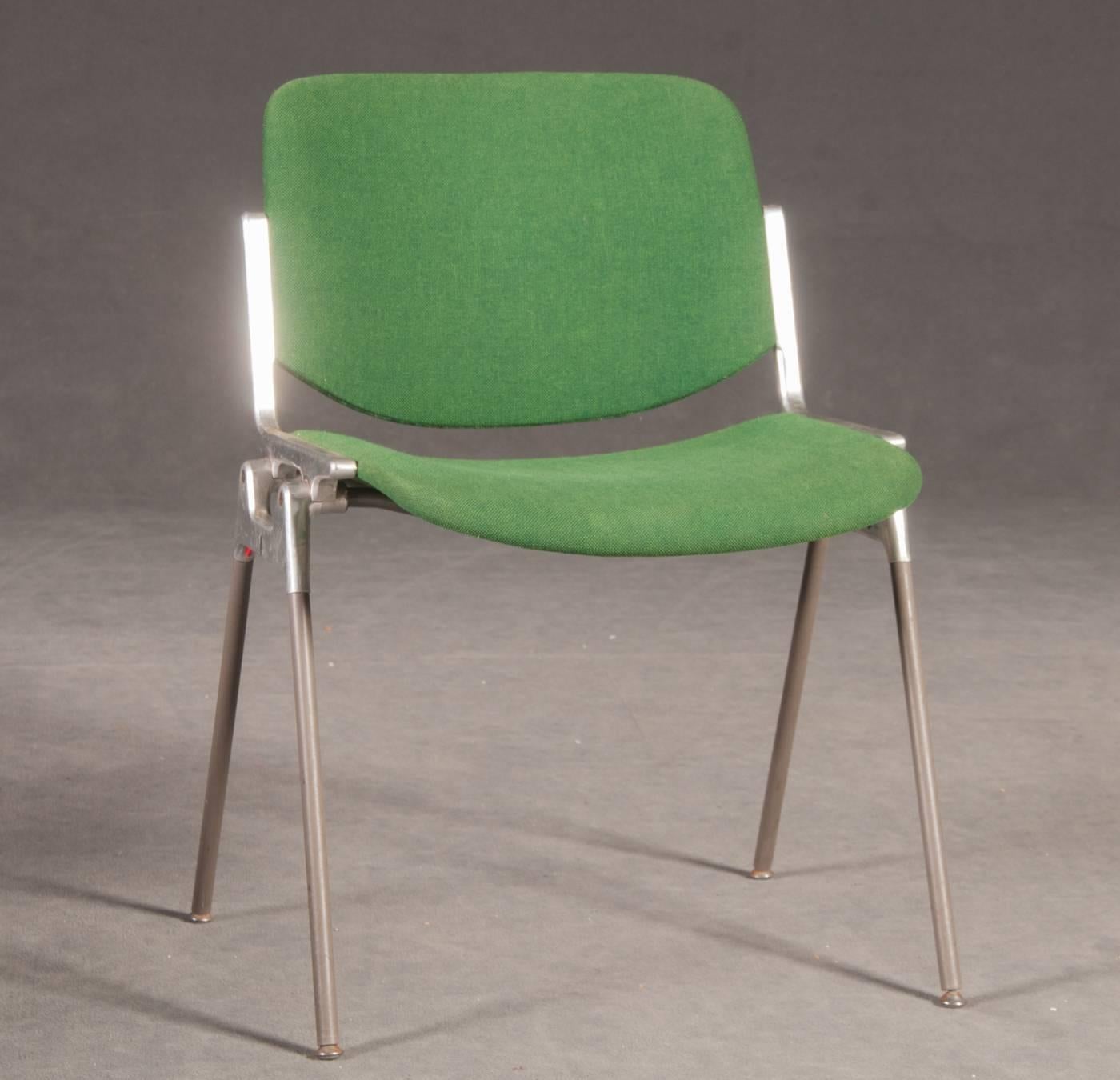 Grüne stapelbare Stühle von Giancarlo Piretti für Castelli (Moderne der Mitte des Jahrhunderts) im Angebot