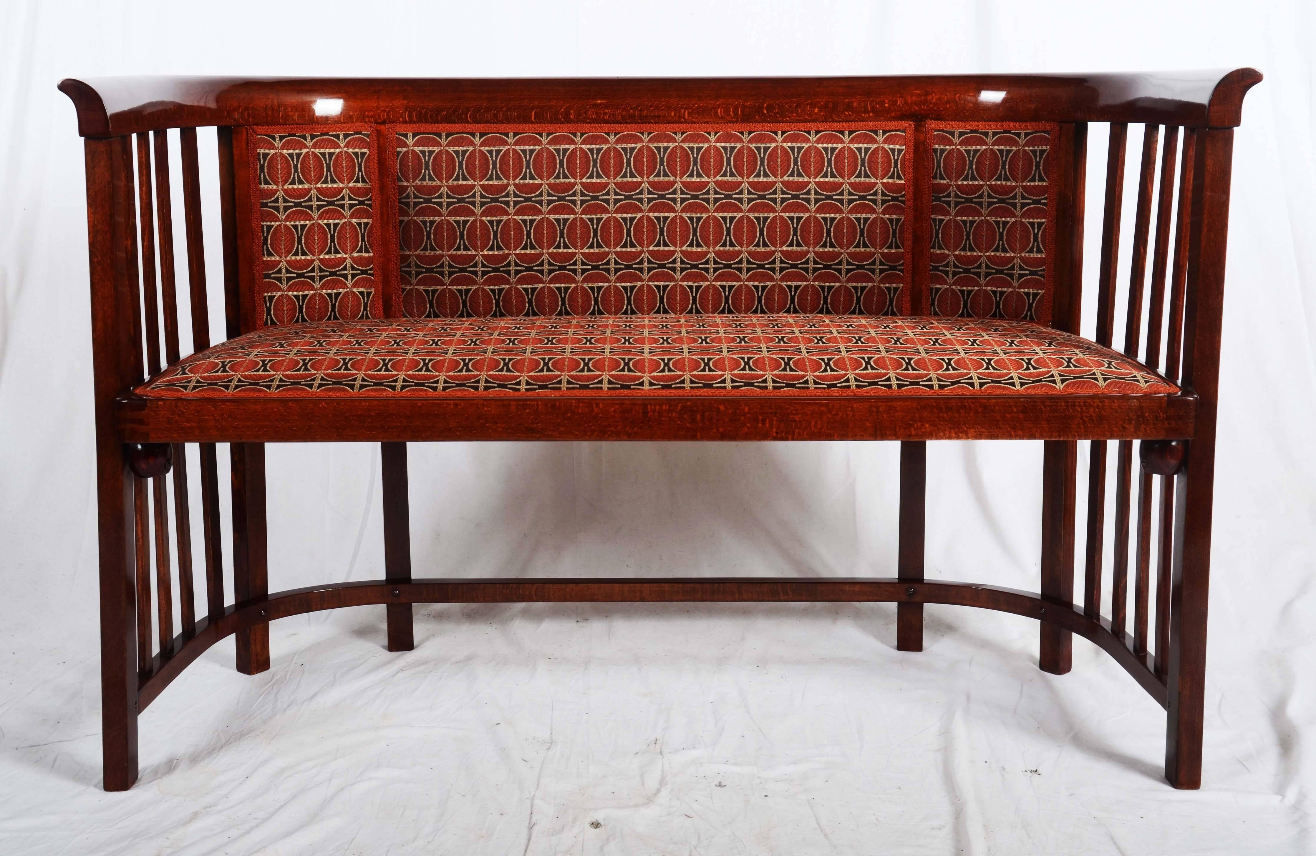 Sécession viennoise Banc en bois cintré attribué à Josef Hoffmann en vente