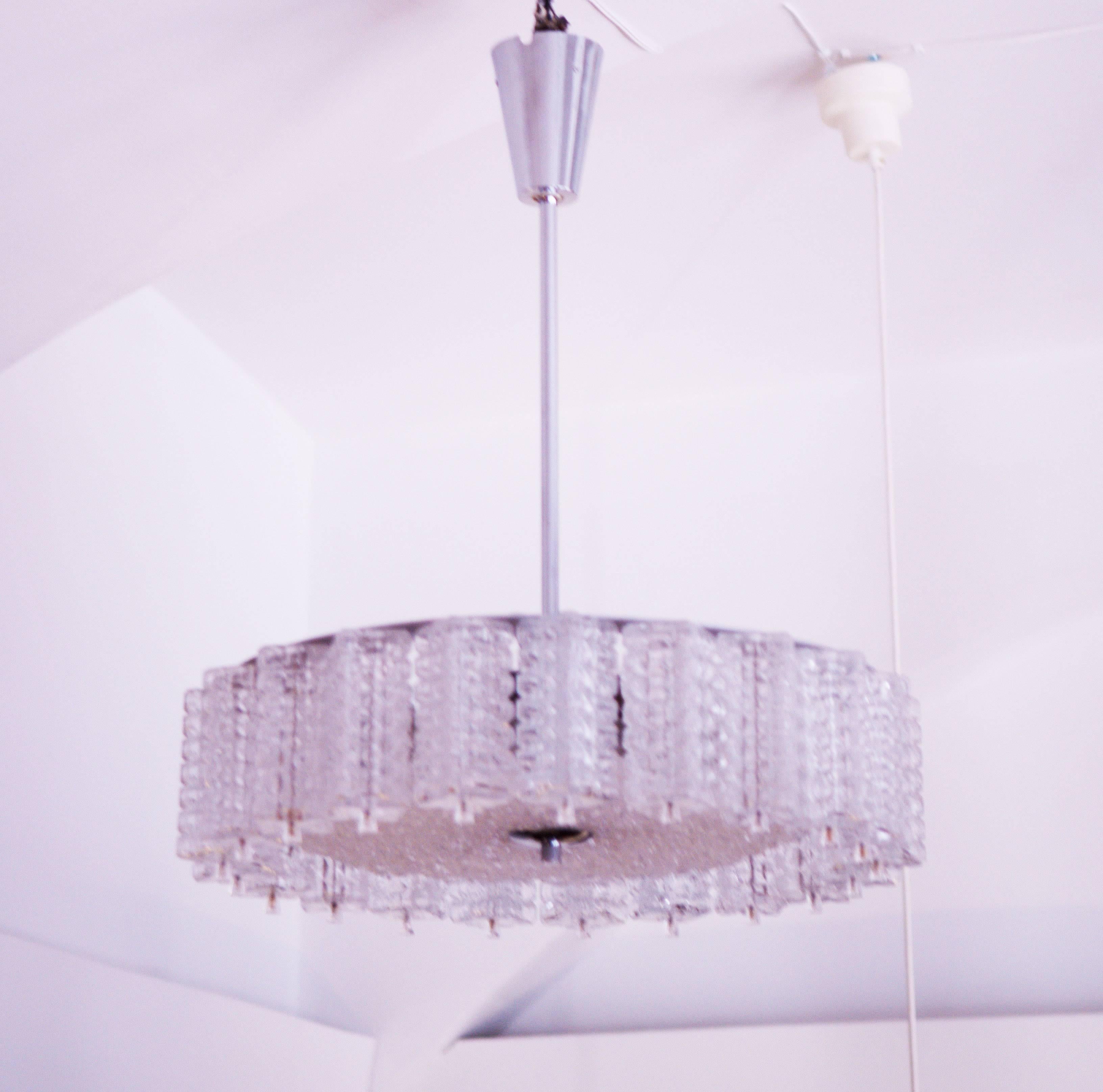 Lampadario in vetro Austrolux degli anni '60.
Piastra in vetro soffiato a mano, elementi in vetro pressato.