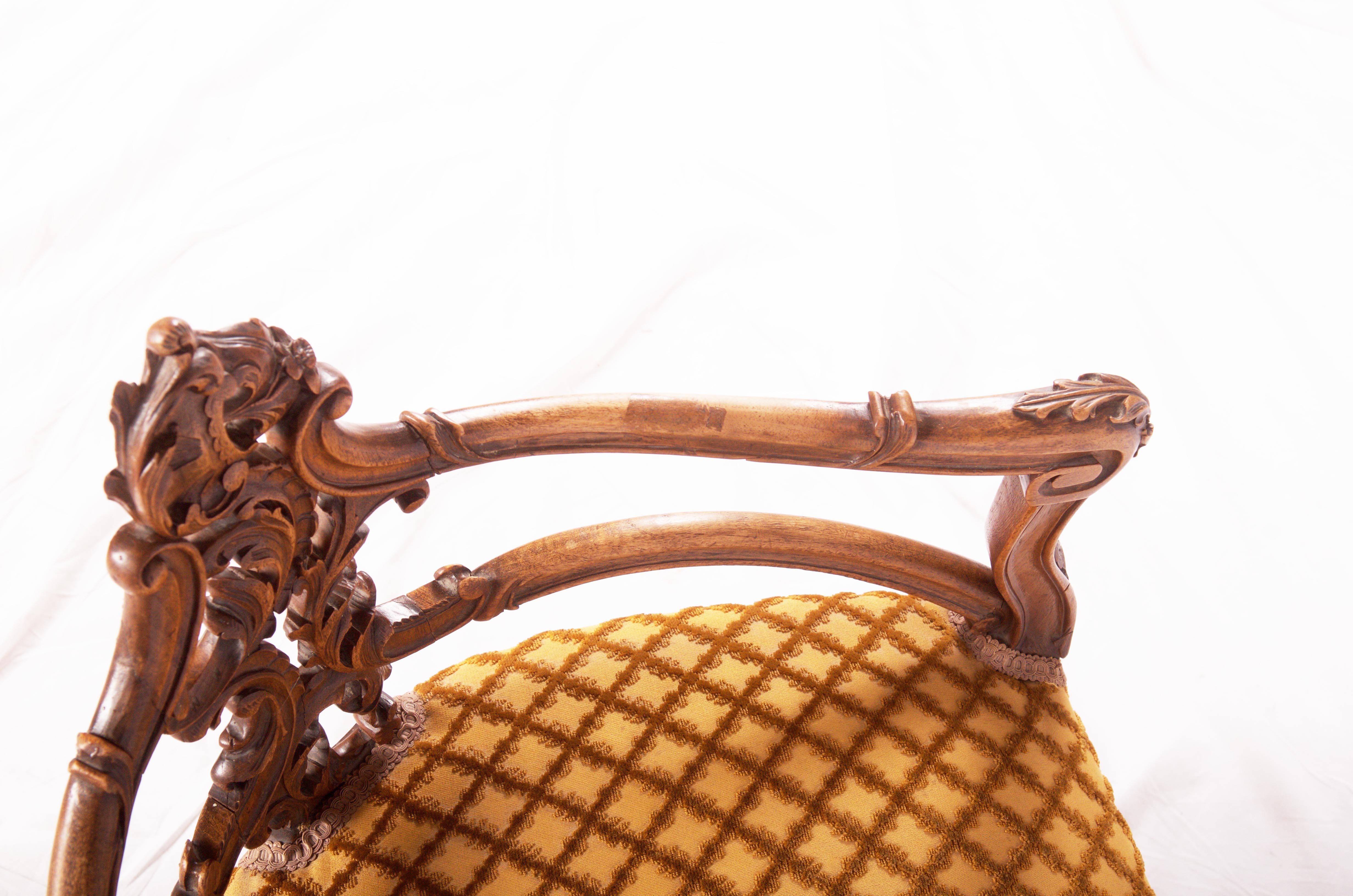 Ecksessel aus geschnitztem Nussbaumholz im Louis XV.-Stil im Angebot 1