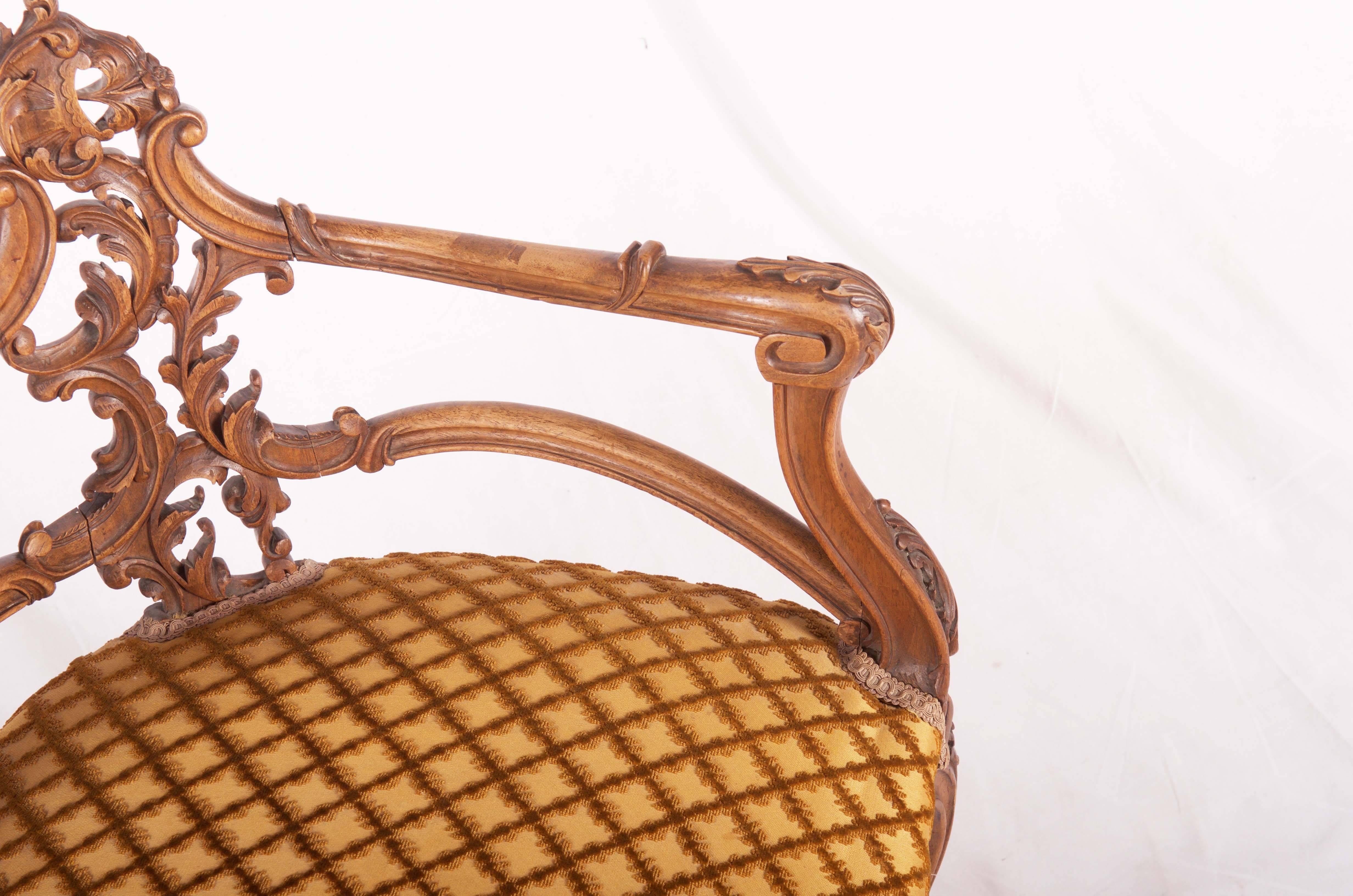 Ecksessel aus geschnitztem Nussbaumholz im Louis XV.-Stil im Zustand „Gut“ im Angebot in Vienna, AT