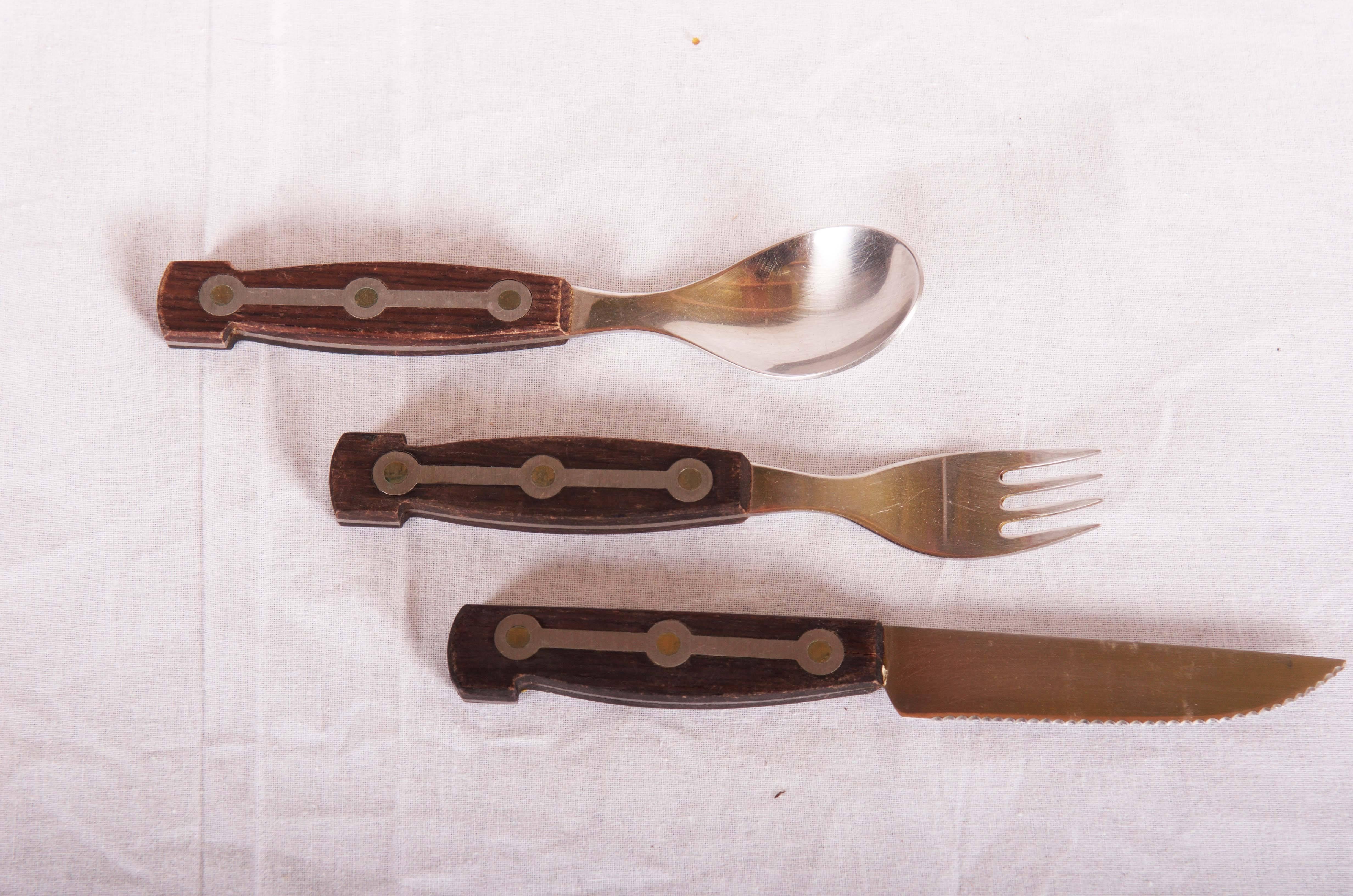This rustic cutlery consist of 18 pieces and was made  in rosewood and stainless steel and was the most expensive model of the company Amboss. 
Neuzeug from the 1950s
Diamention knife:
20x2x1cm (7.78x0.78x0.39in)