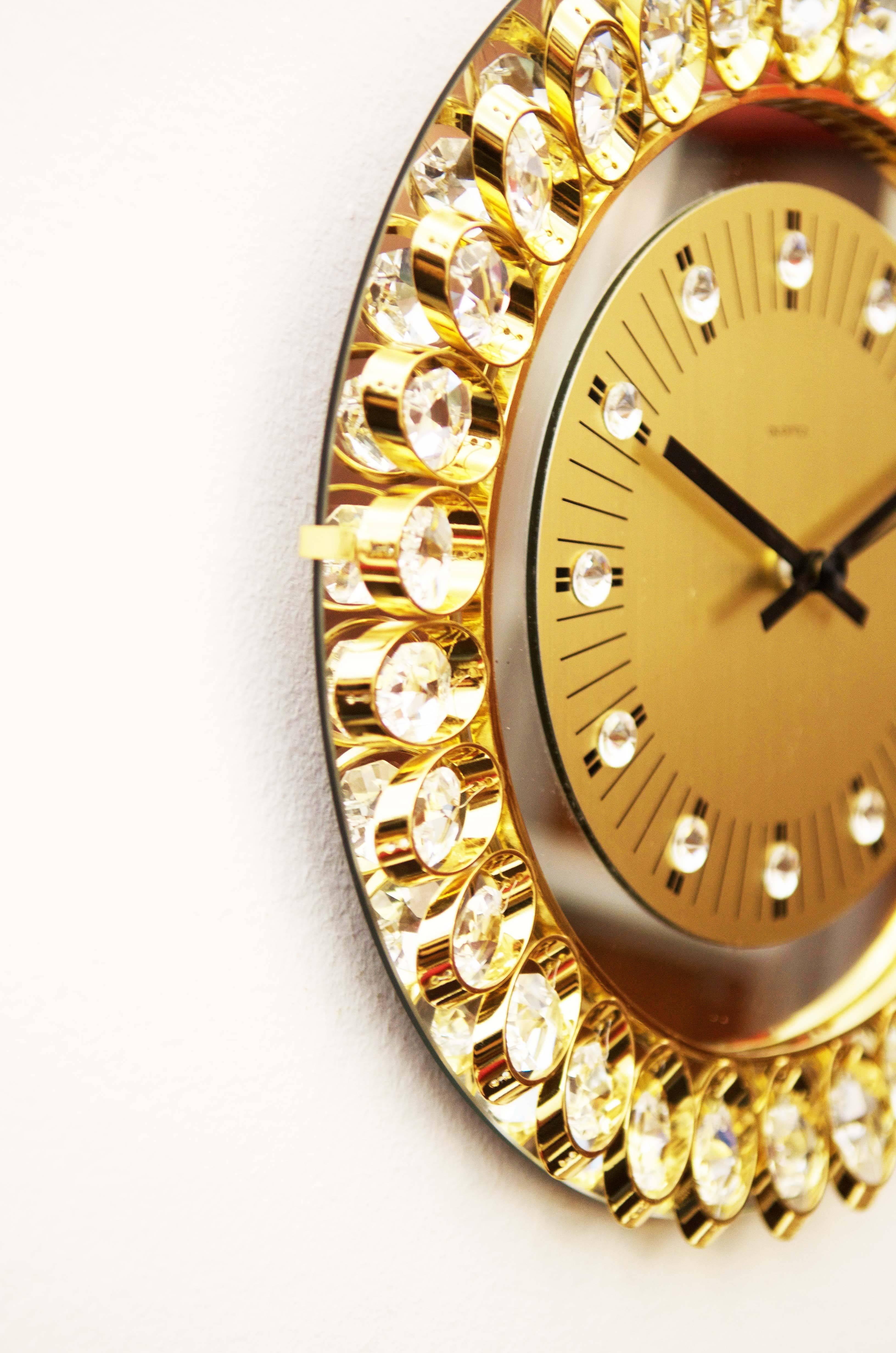 wanduhr mit kristallen