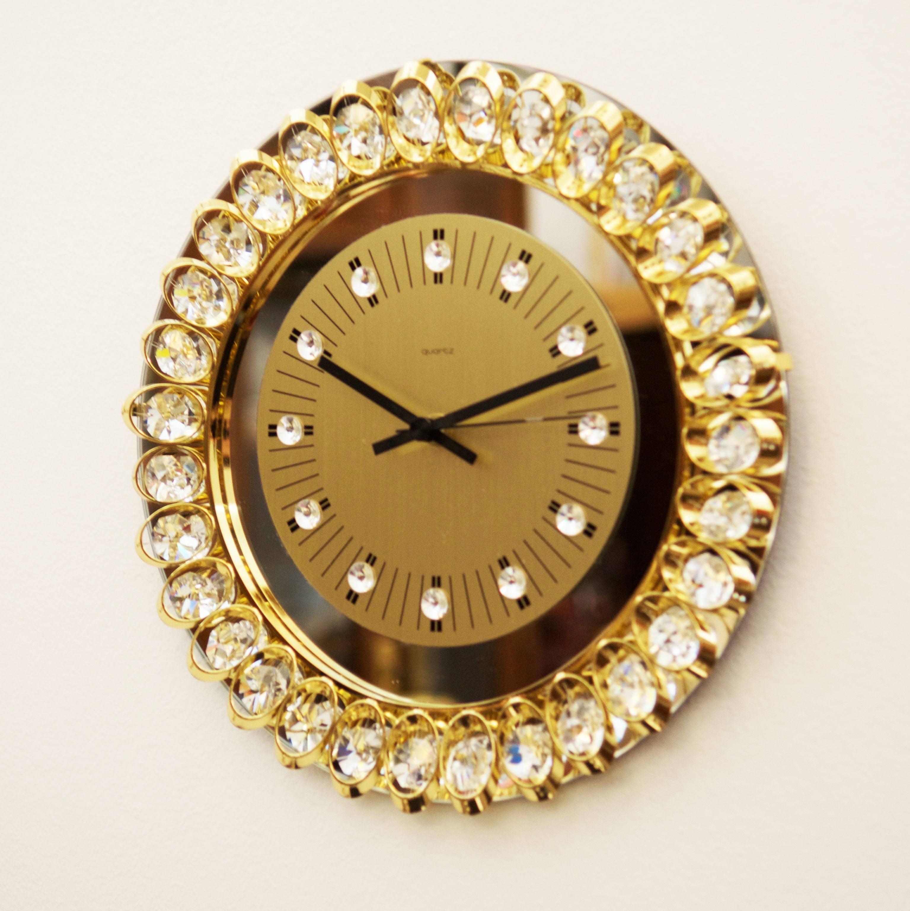 Eine wunderschöne:: glamouröse Kristallwanduhr:: die Palwa oder Lobmeyr zugeschrieben wird und jedem Raum einen Hauch von Eleganz verleihen würde. Die elliptischen Kristalle:: die den Spiegel umgeben:: sind exquisit:: und das Ziffernblatt ist in