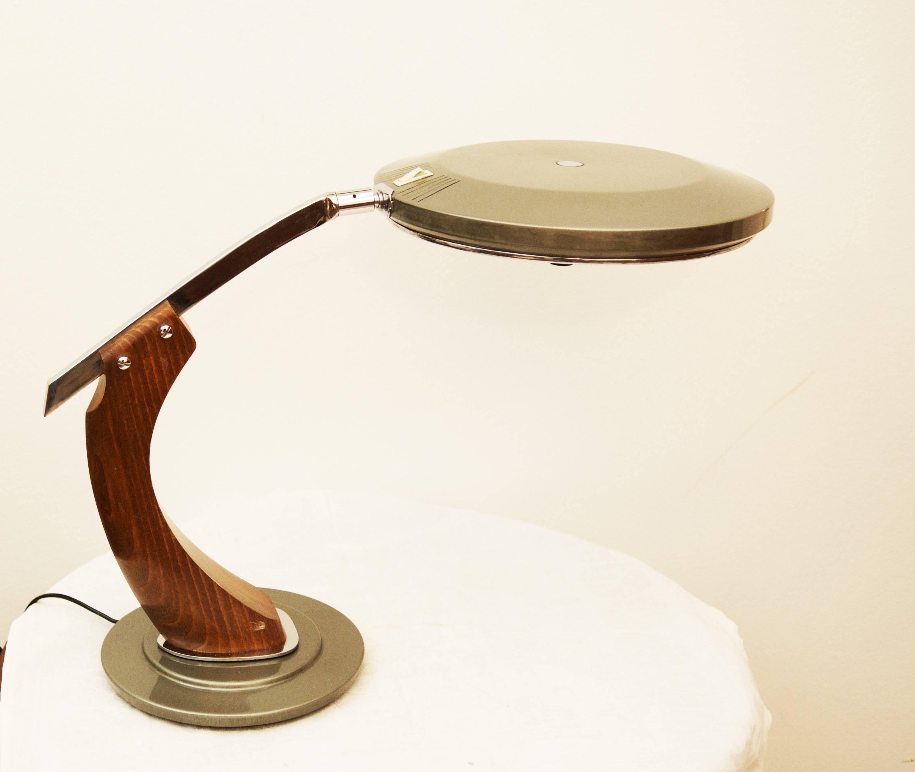 Rare Midcentury Spanish desk lamp with wooden swivel arm and a switch at the base of the lamp head, Madrid from the early 1960s.
Labelled on the base Fase.
