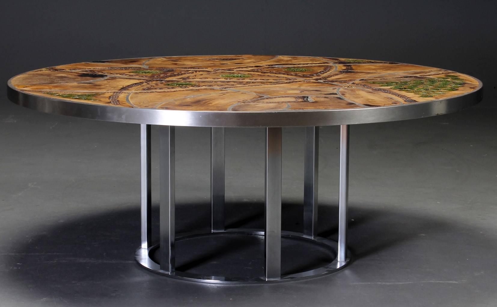 Lilli Just Lichtenberg, Denmark from the 1960s
Circular coffee table with steel frame, countertop with ceramic plates decorated with inspiration from the Vikings. Sign. Just Lichtenberg. 
Dimention: H. 48 .Ø 125 cm.