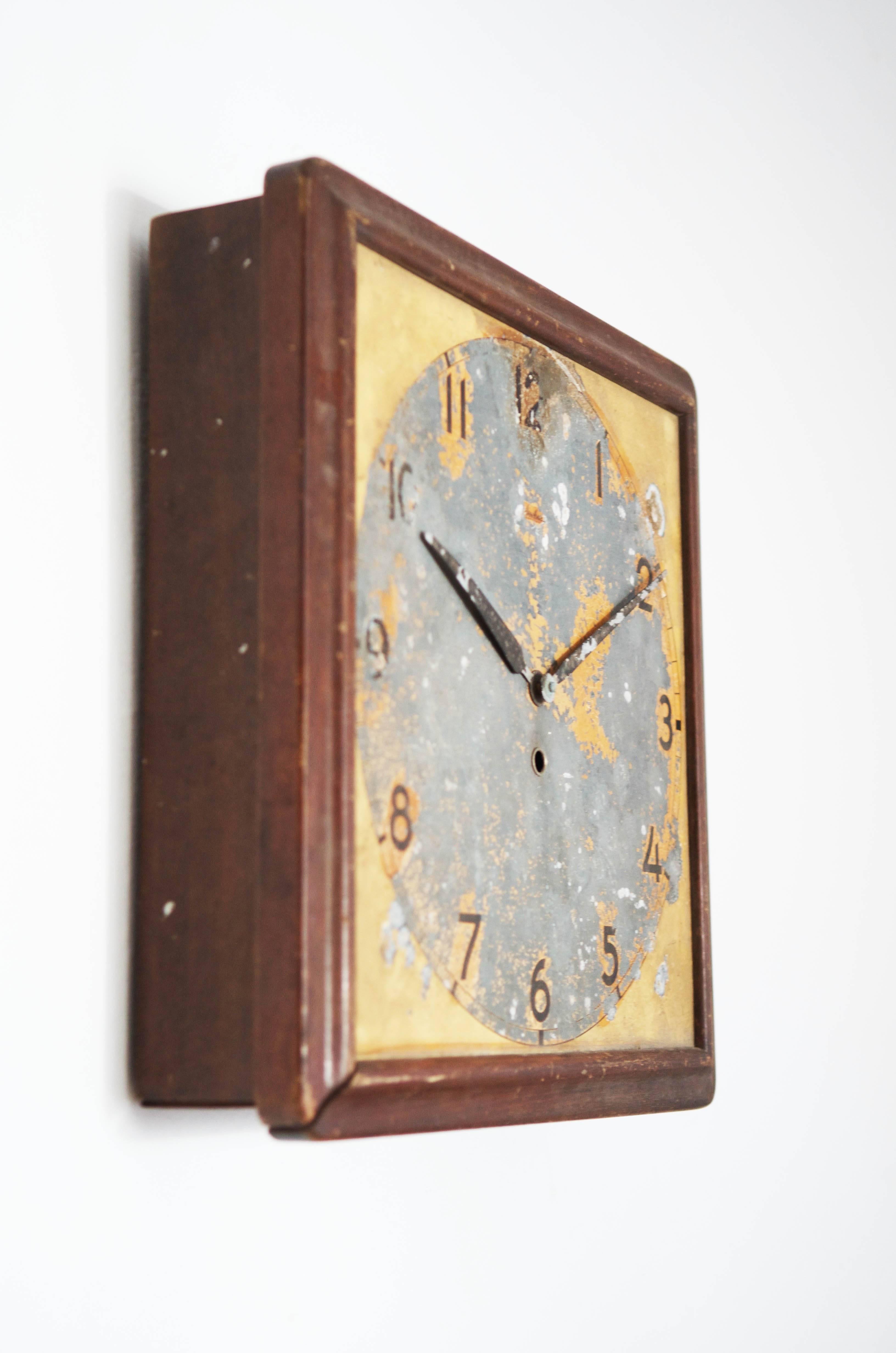 Wooden frame with steel clock face from about 1920's.
The clock is in perfect condition with a nice patina.
Formerly a mechancal movement, now fitted with a modern quartz movement with a battery.
delivery time about 2-3 weeks. 