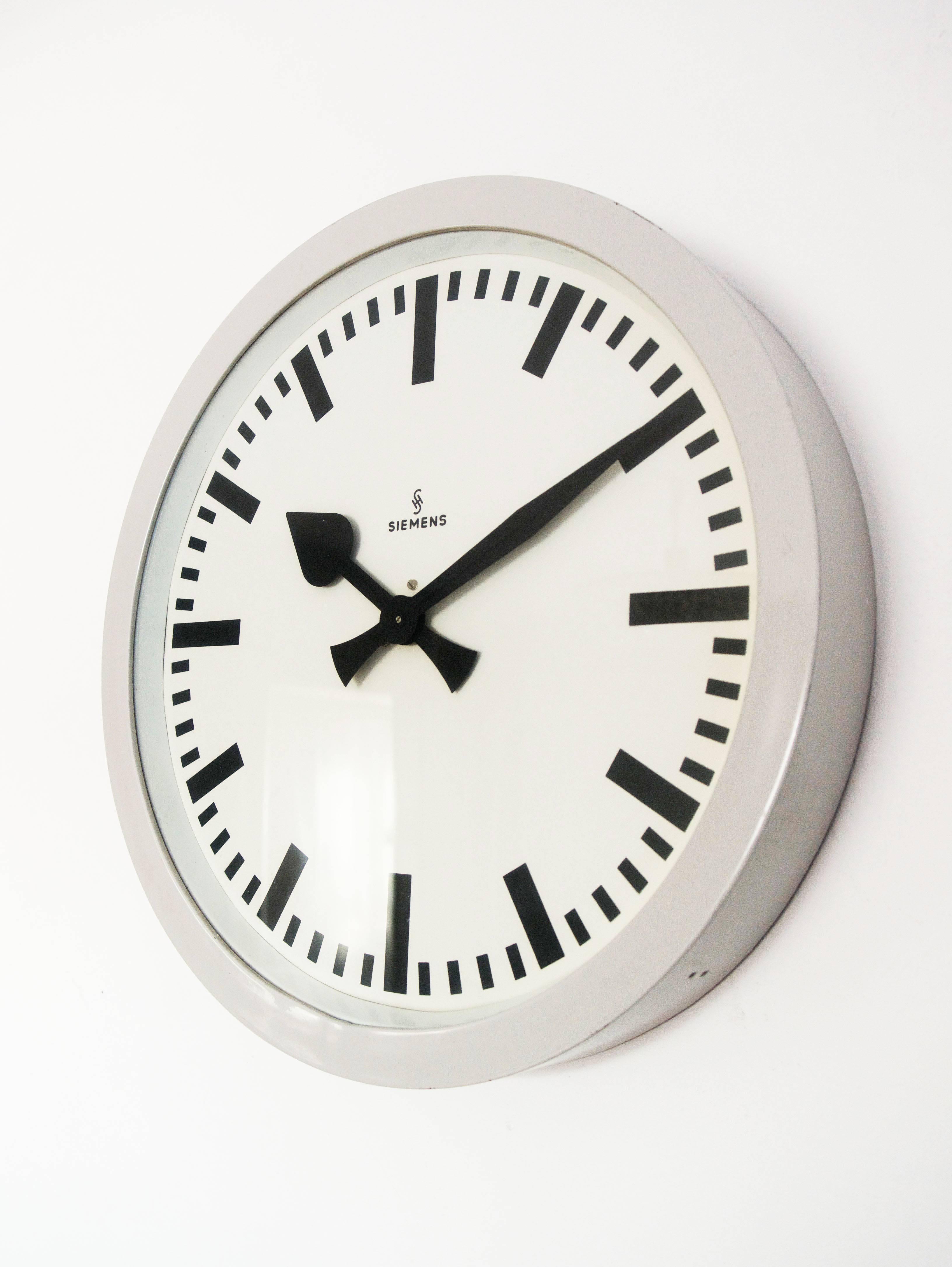 Steel construction with aluminum clock face from the 1960s.
Formerly a slave clock, it is now fitted with a modern quartz movement with a battery.