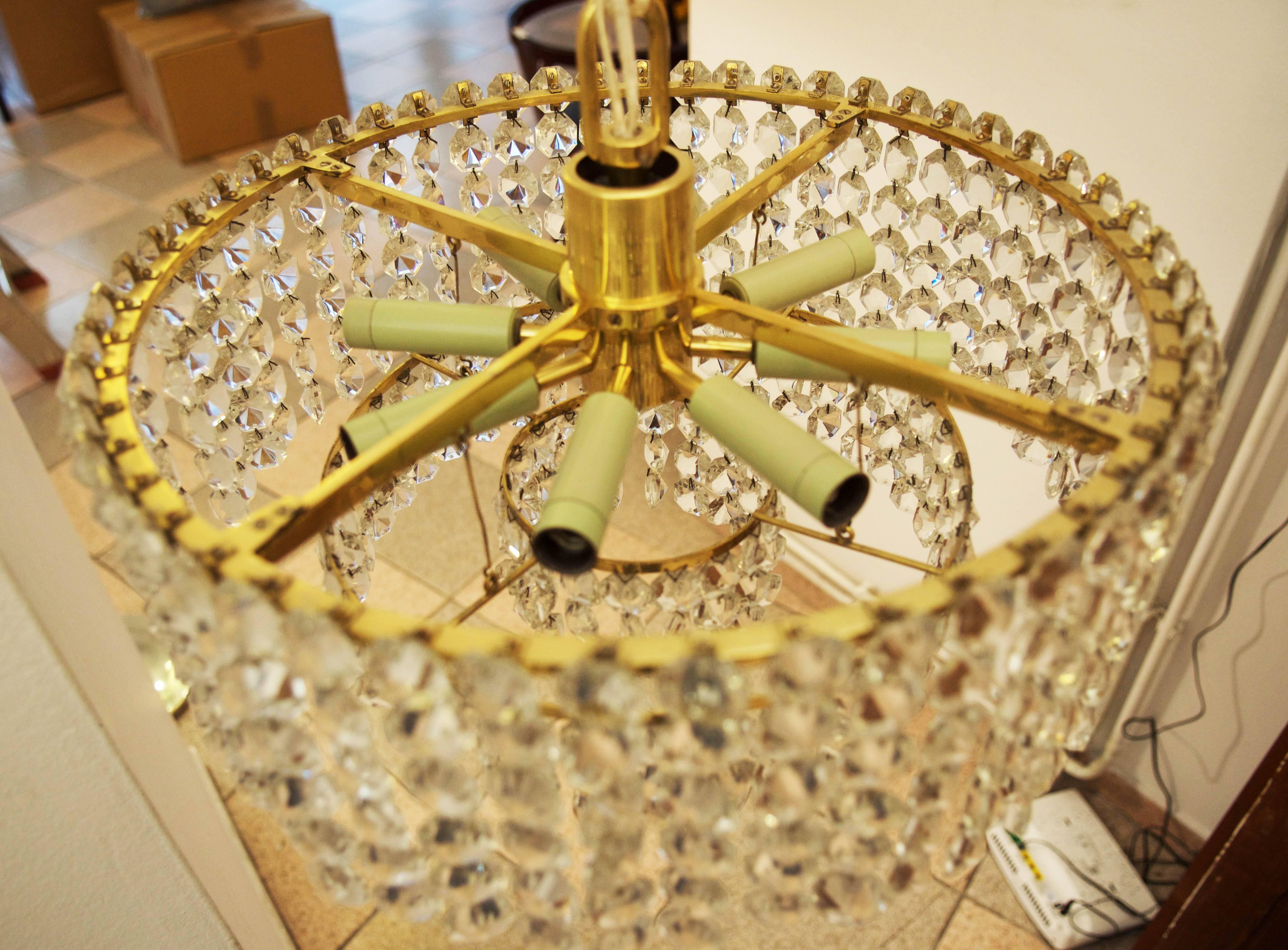 Milieu du XXe siècle Magnifique lustre en cristal taillé de J.L. Lobmeyr en vente