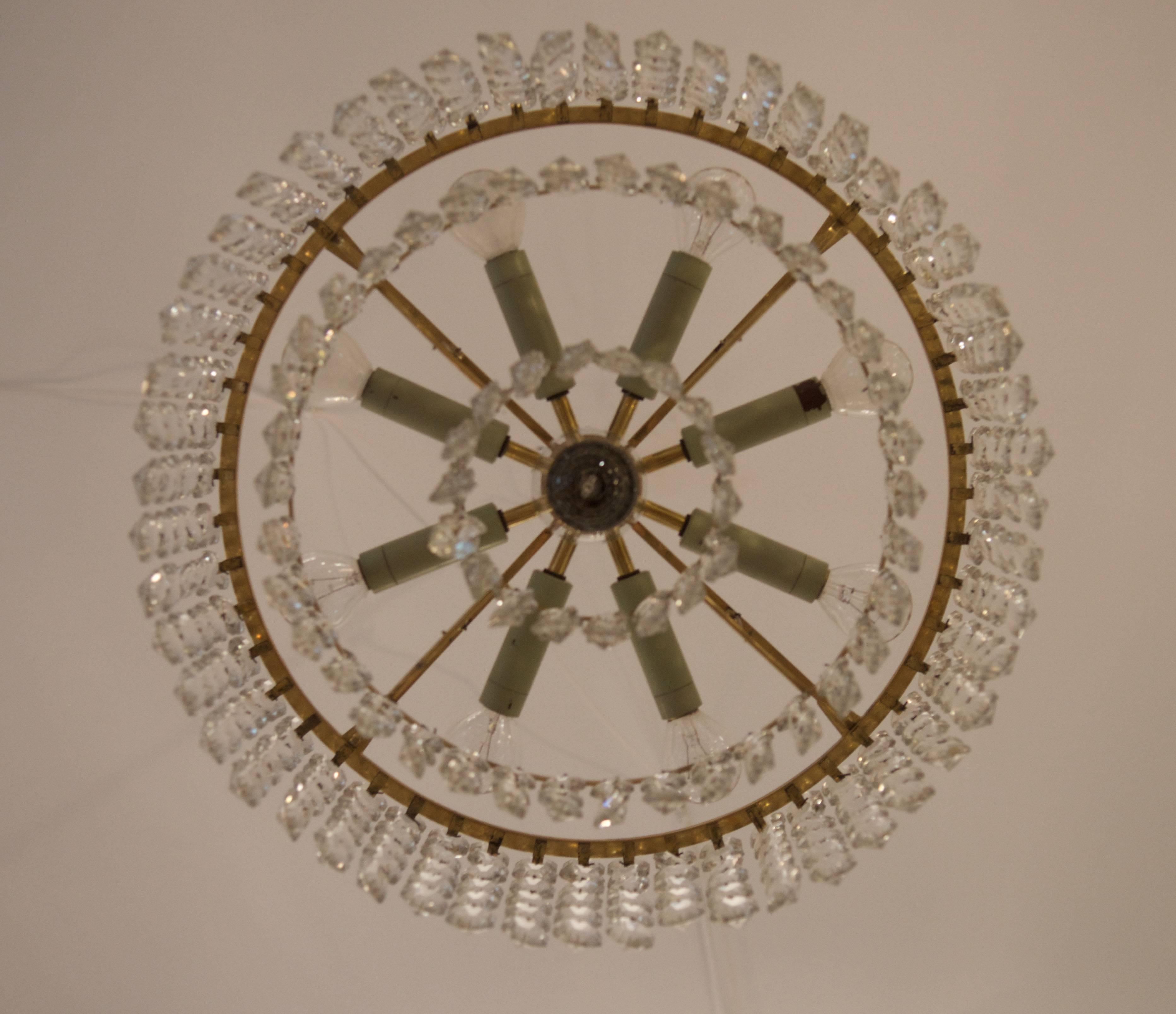 Struttura in ottone con tre anelli con cristalli e nove luci.
Vienna, anni '50, signatur sulla cornice.
Le dimensioni del lampadario sono: diametro 44 cm (17,32 pollici) x altezza 20 cm (7,87 pollici).