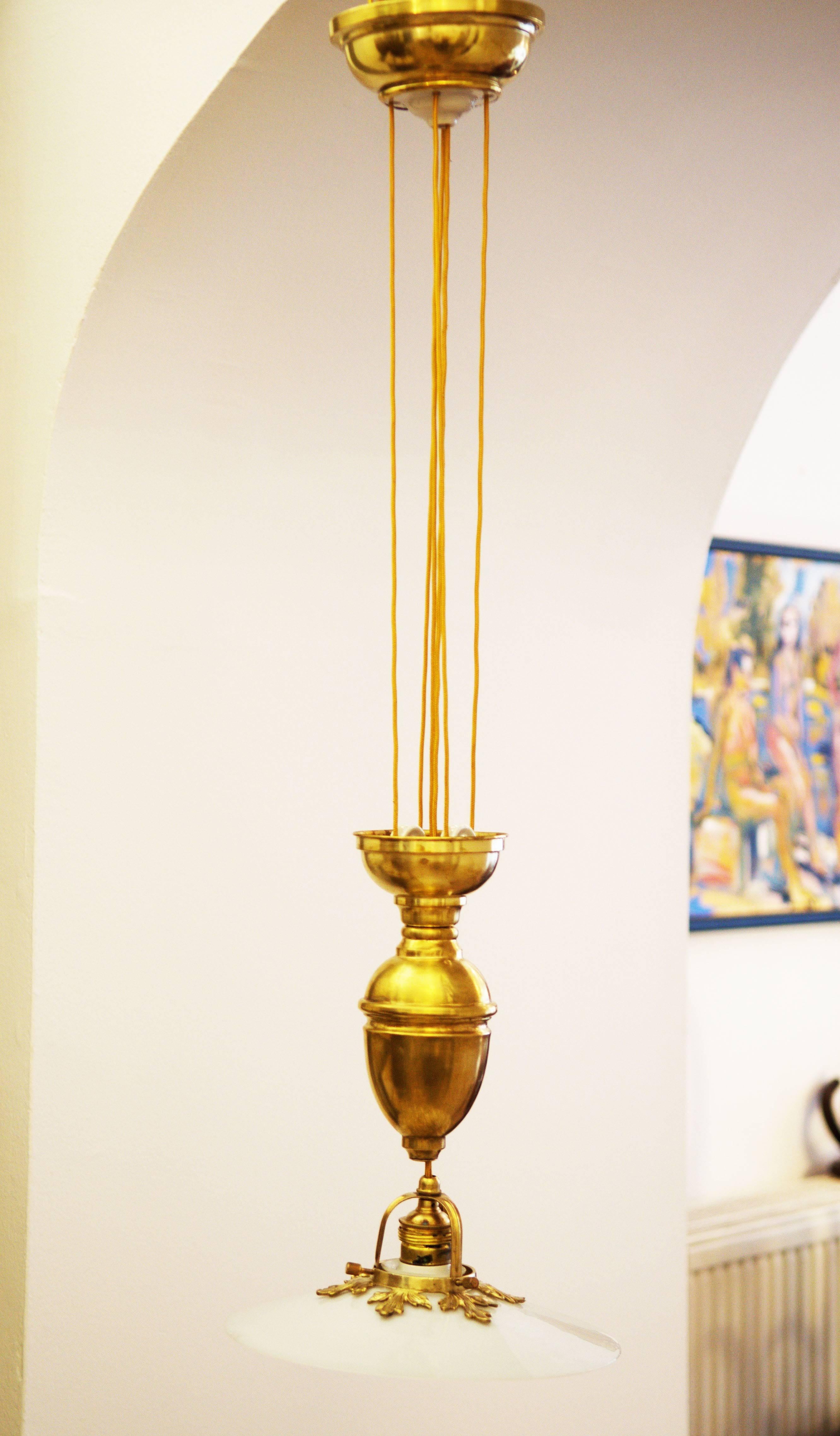 Début du 20ème siècle Lampe à suspension réglable en laiton Art Nouveau en vente
