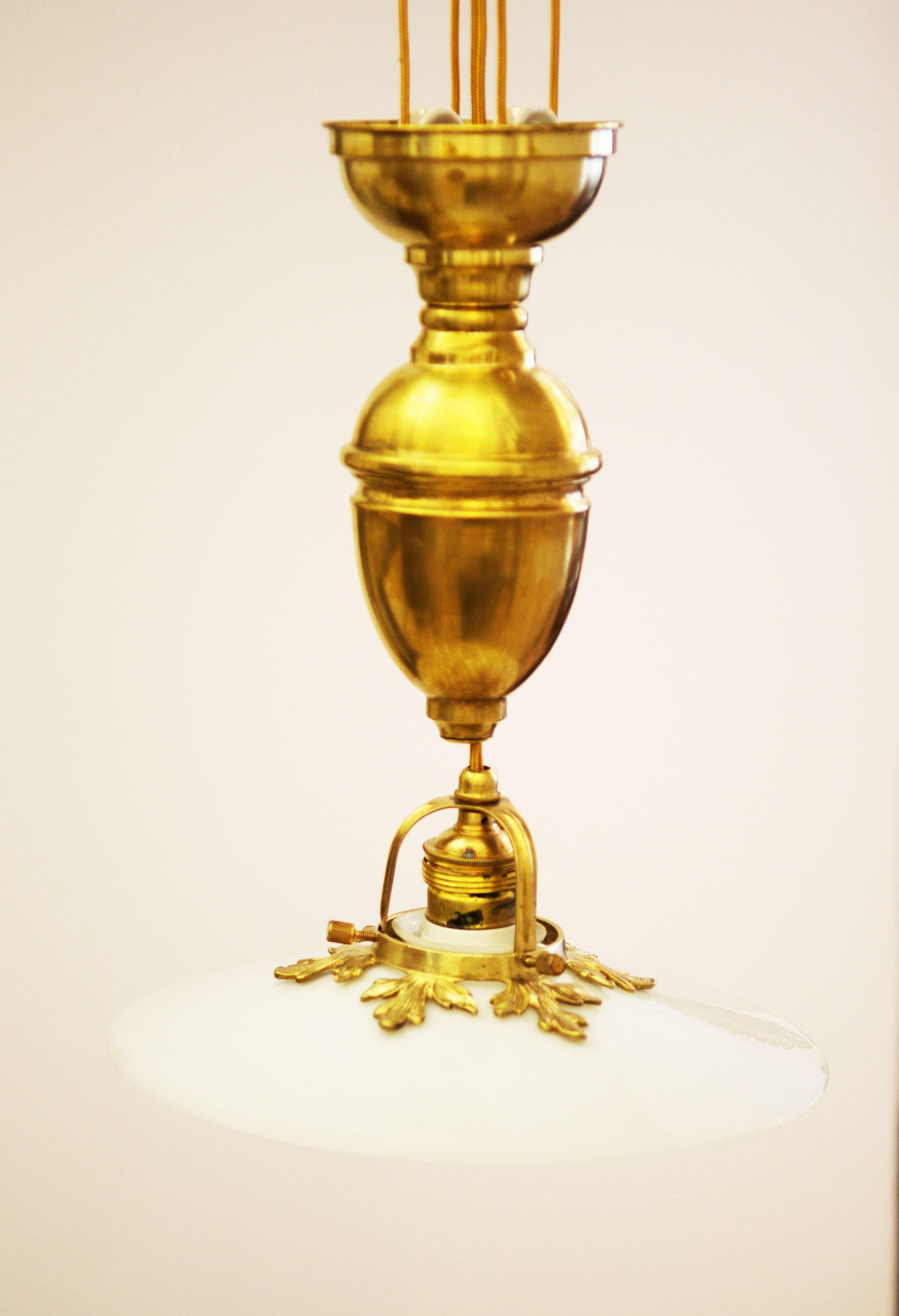 Lampe Art Nouveau en laiton avec forme de lampe en verre de lait d'environ 1900.
entièrement restauré avec un nouveau système électrique.