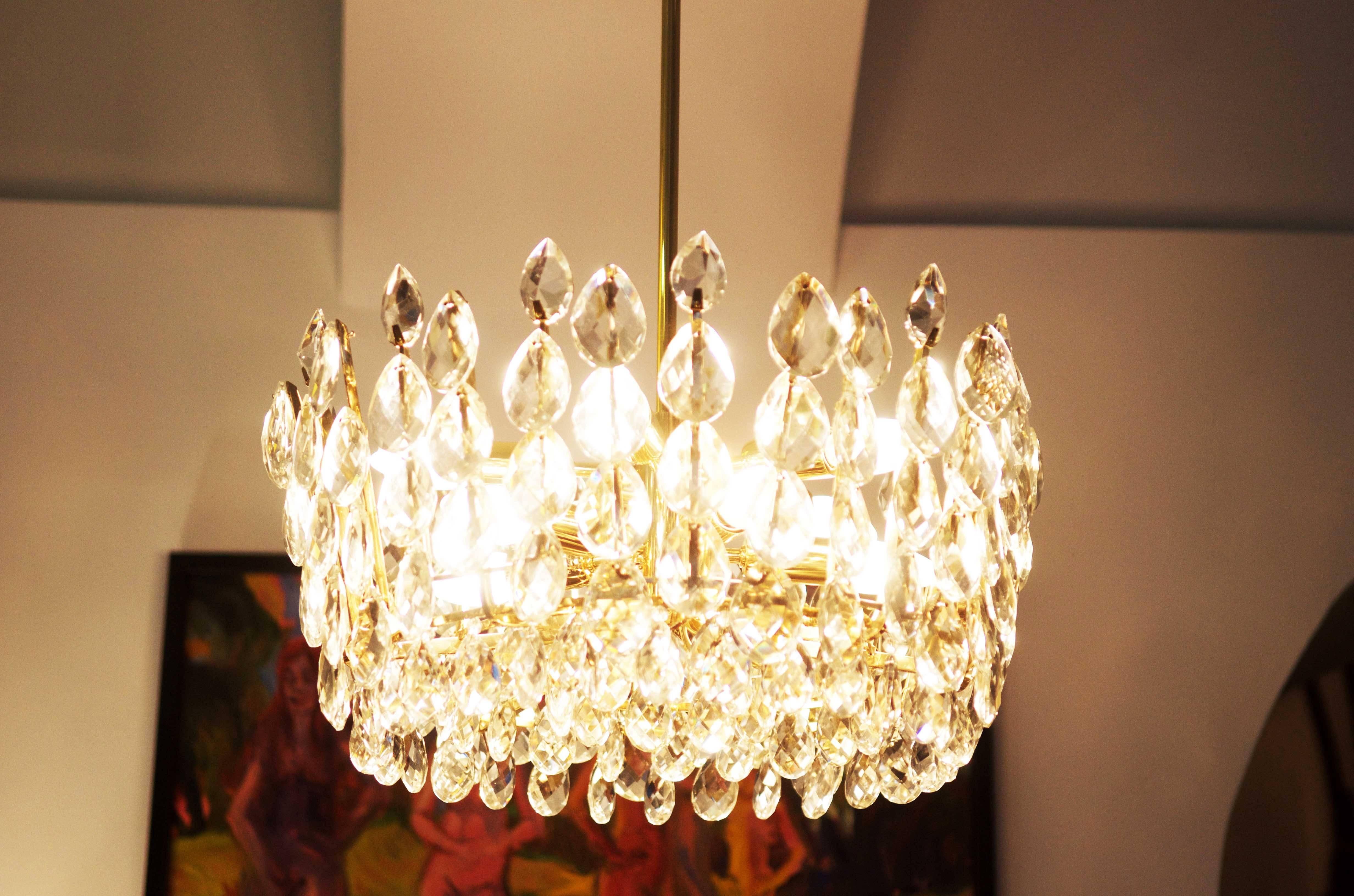 Bellissimo lampadario in cristallo tagliato di Bakalowits & Söhne In condizioni buone in vendita a Vienna, AT