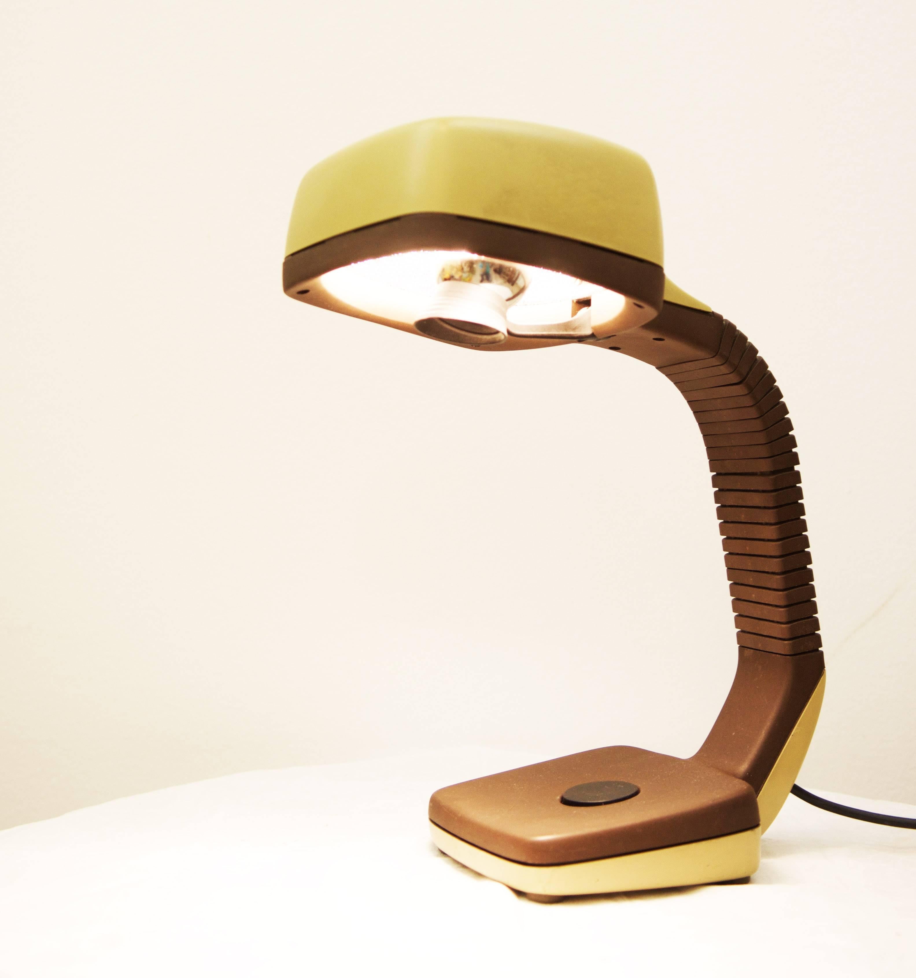 Desk lamp of Hoffmeister from the 70s / 80s
Stylish gooseneck lamp with sophisticated reflector and E14 bulb:
Due to the light bulb upstream reflector an additional spot effect is achieved!
The gooseneck allows flexible alignment
Large,