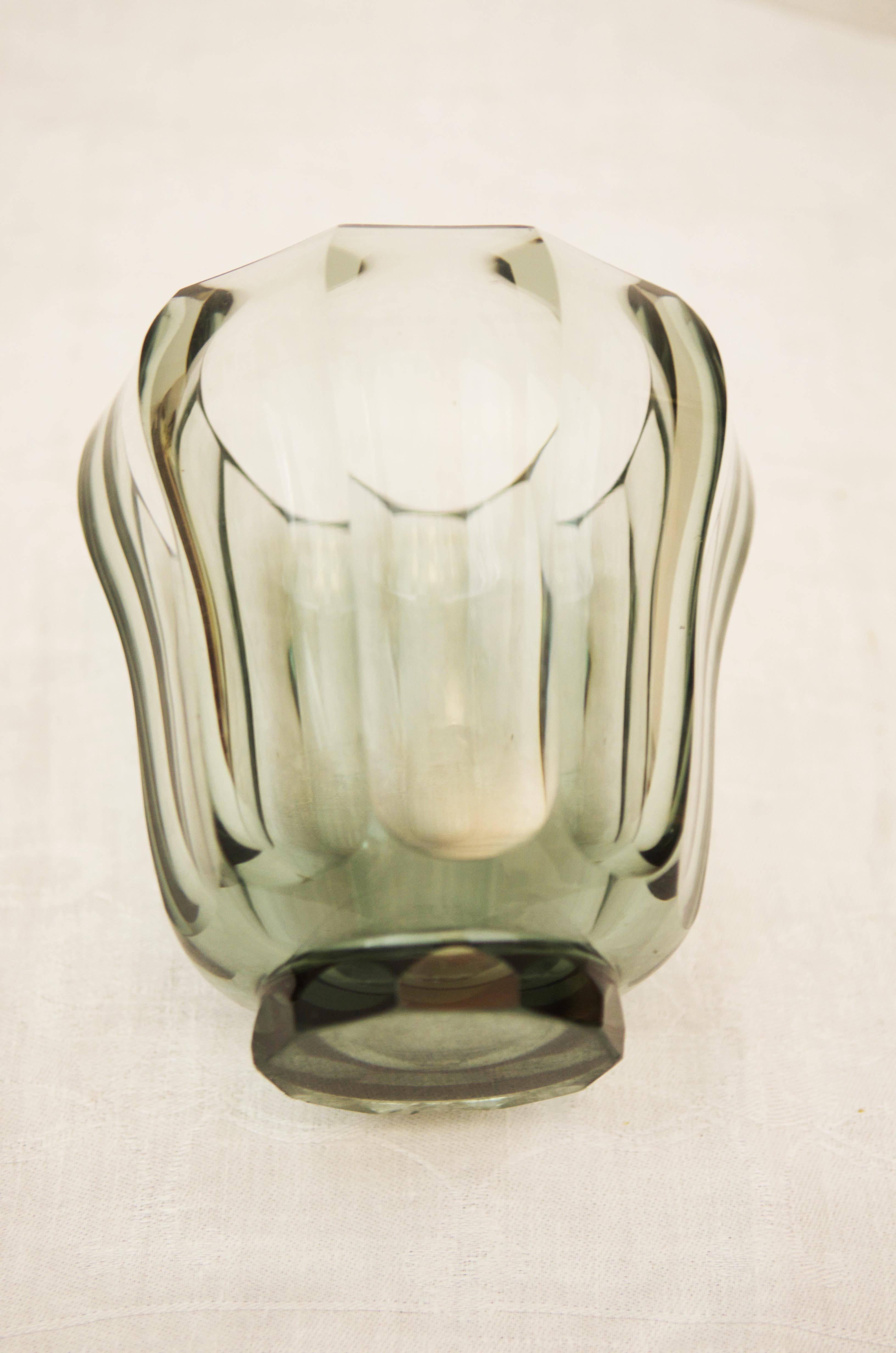 Vase aus böhmischem Kristallglas im Art-Deco-Stil.
Schöner Zustand, aber ein kleiner Chip auf der Basis