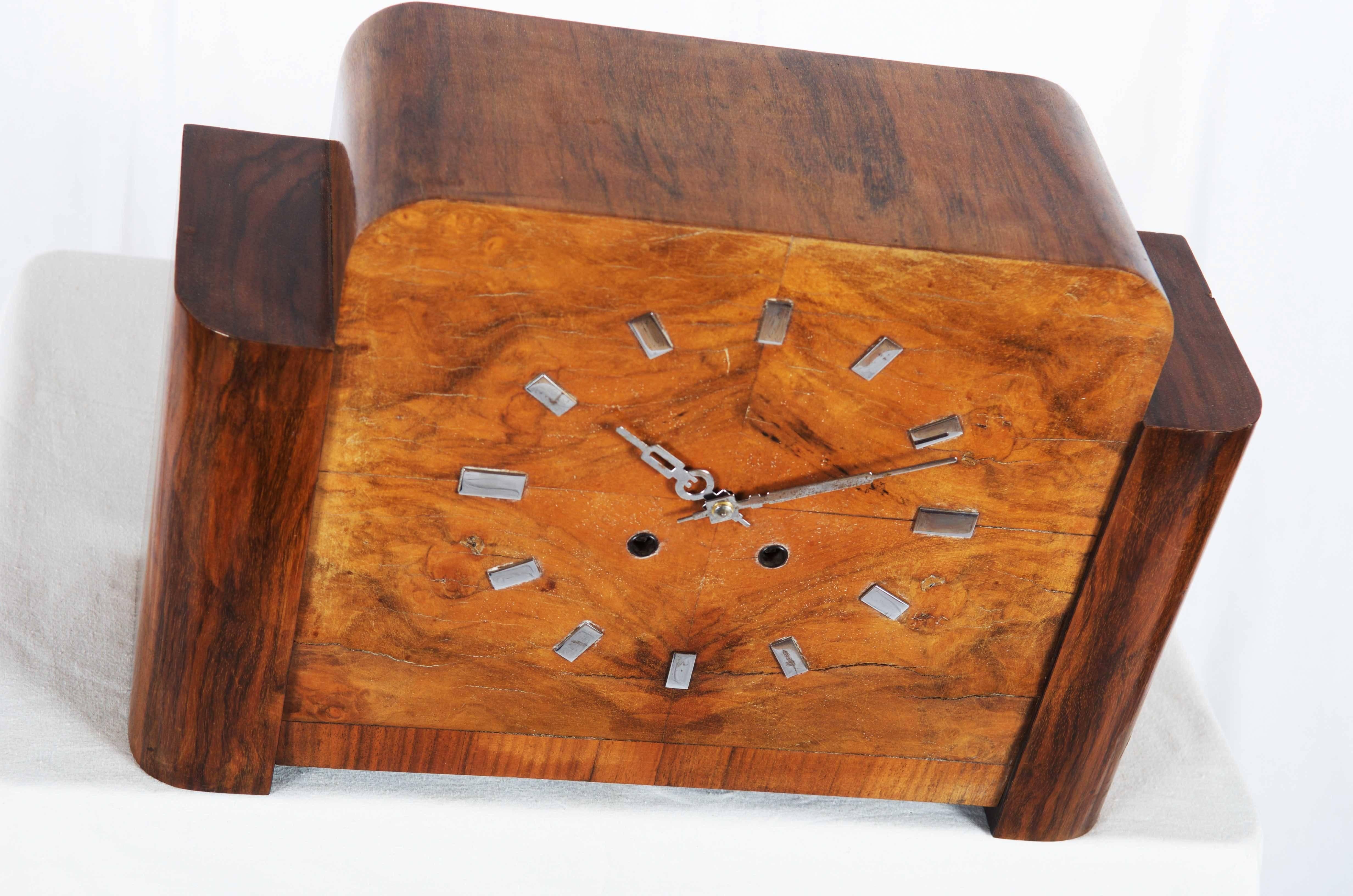  Softwood with nut veneer, chromed clock-face
Stil in original condition with new springs in fully working condition.