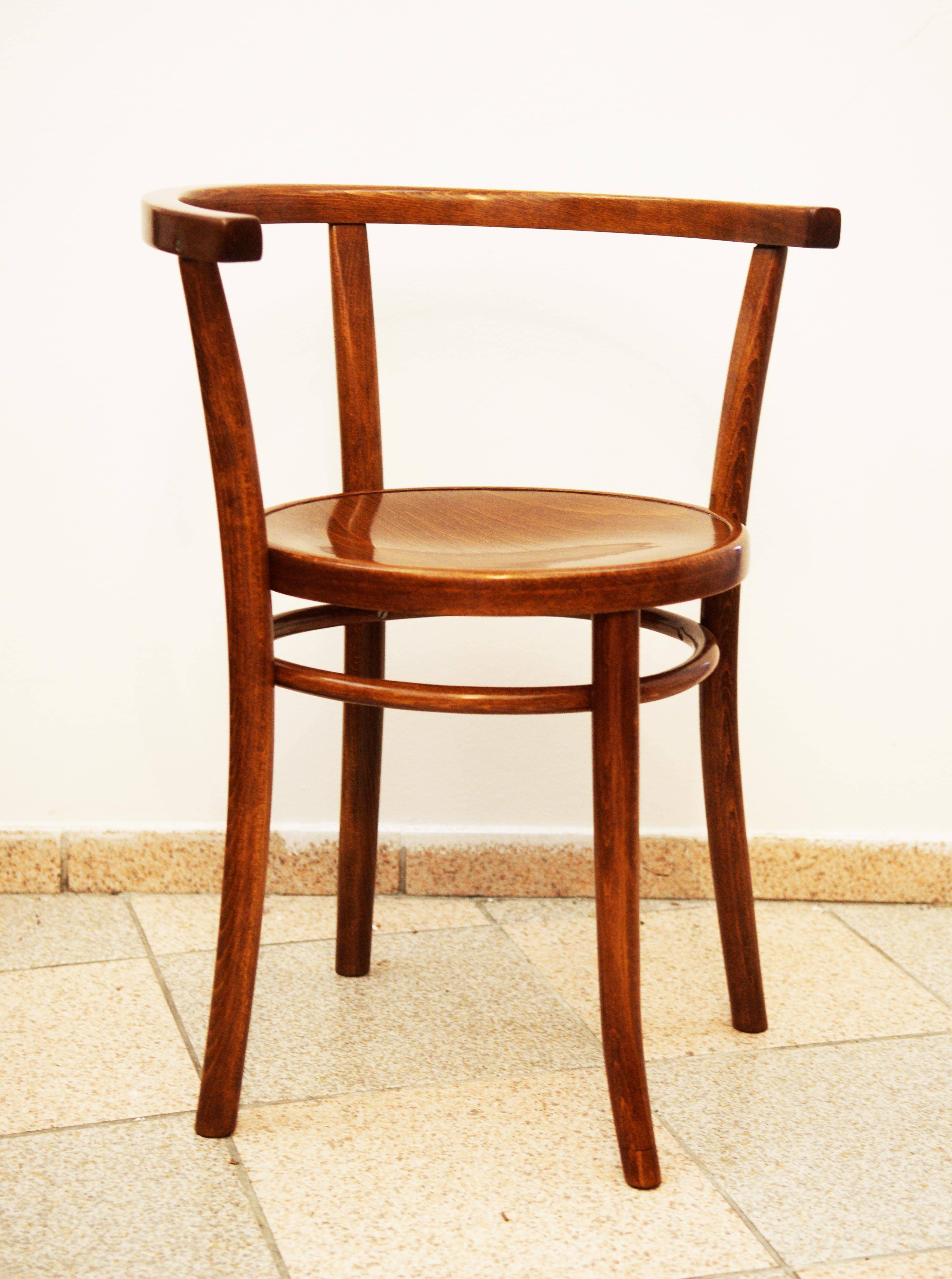 Very simple and elegant construction, for the first time shown in Thonet catalogue in 1904. (Catalog number 8 or 6008).
Beech bentwood nut stained and perfectly restored with a shellack finish.