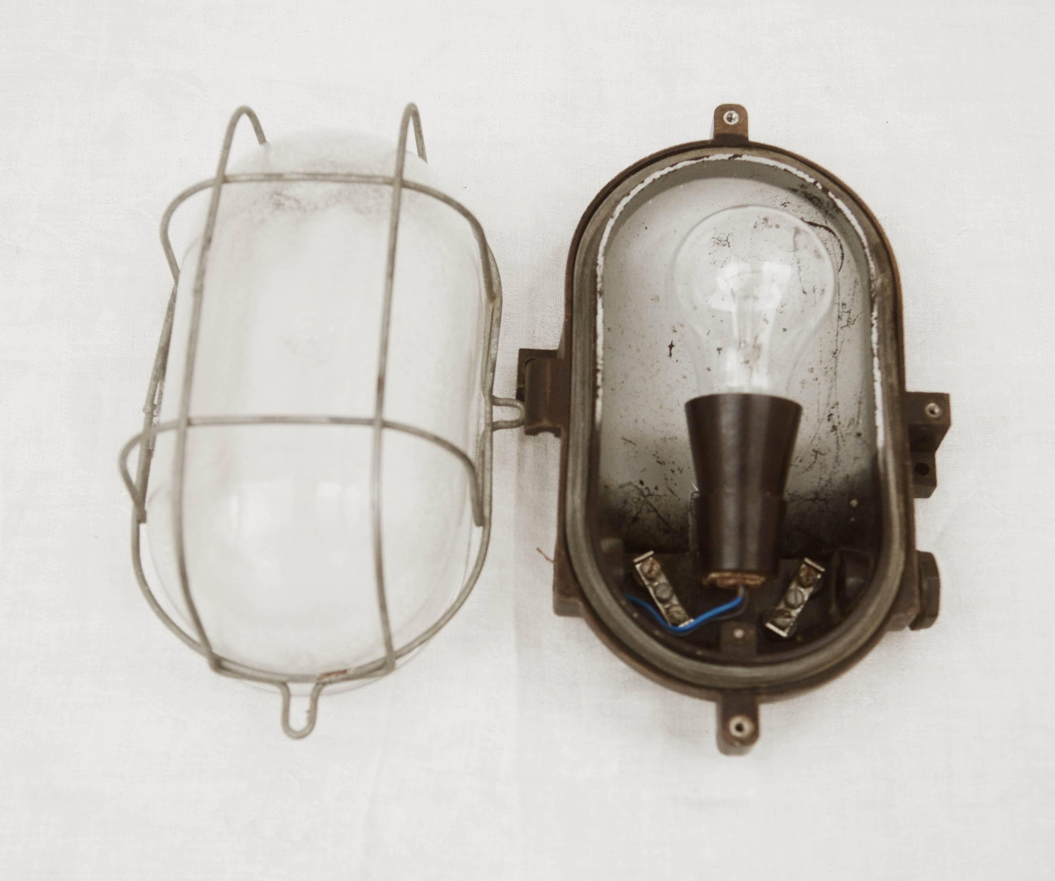 Bakélite Lampe murale ou plafonnier industrielle en bakélite des années 1940 en vente