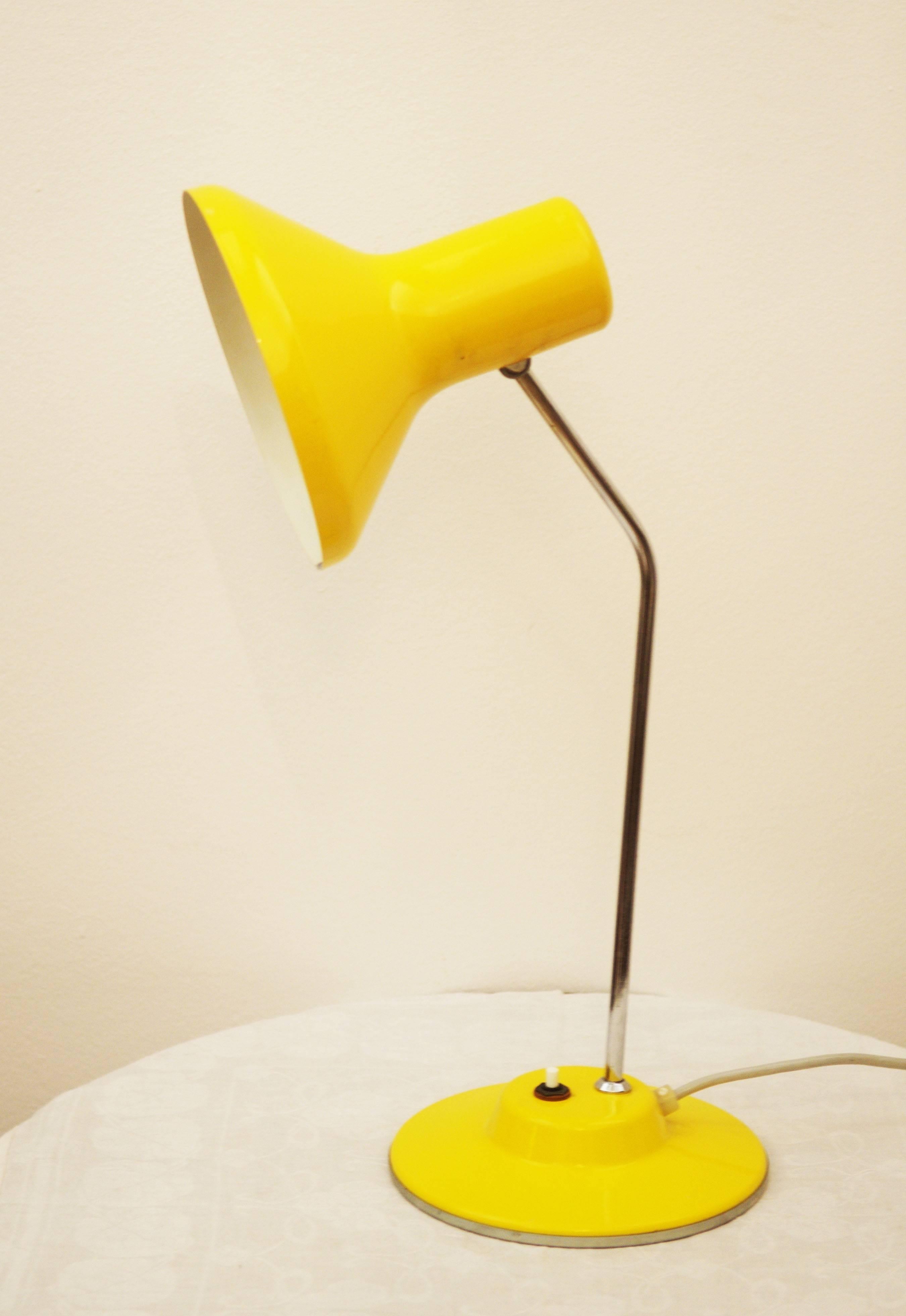 The lamp is made of steel and the lacquered shade is adjustable, from the 1970s.