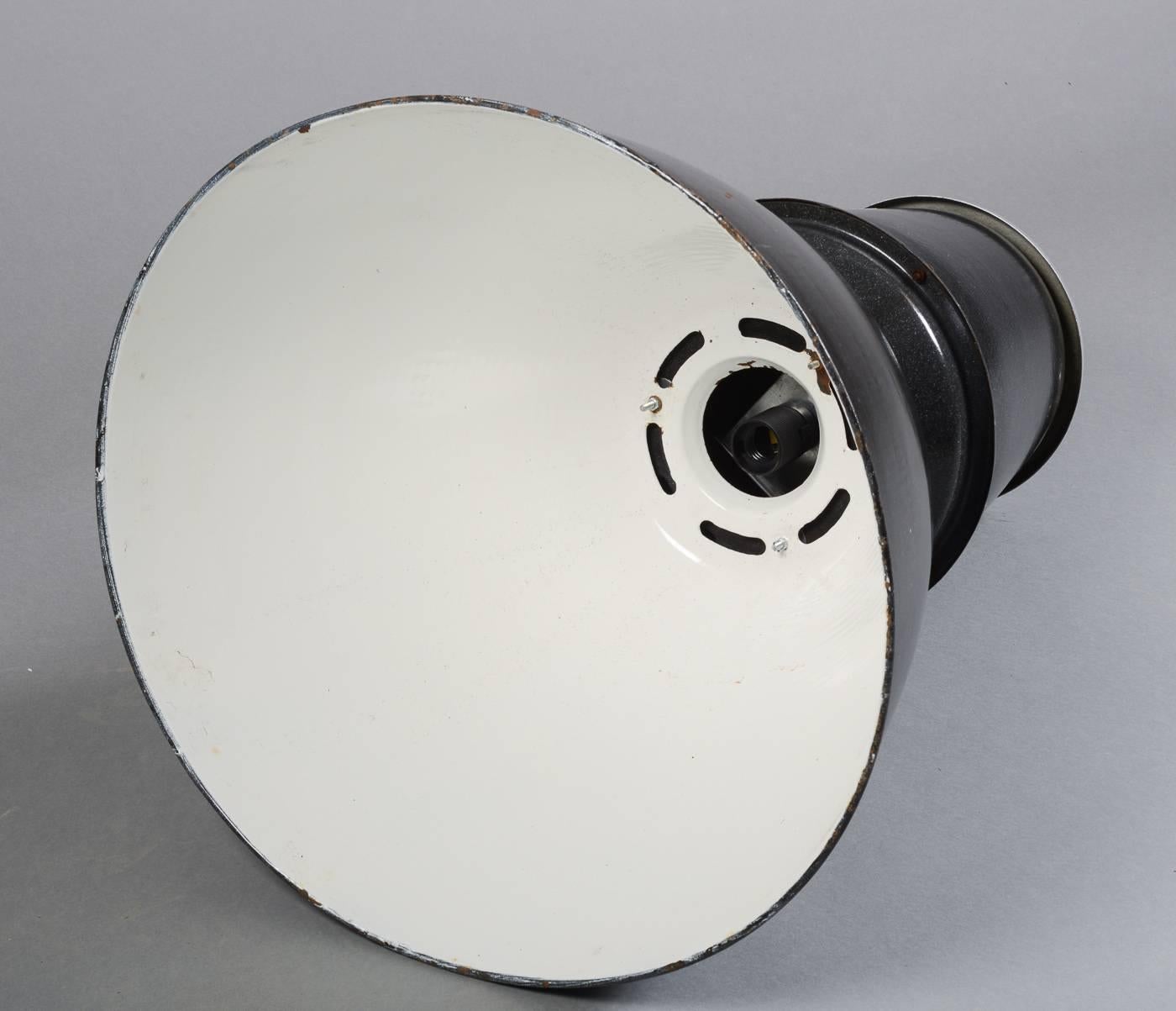 Grande lampe suspendue industrielle fabriquée en République tchèque Bon état - En vente à Vienna, AT