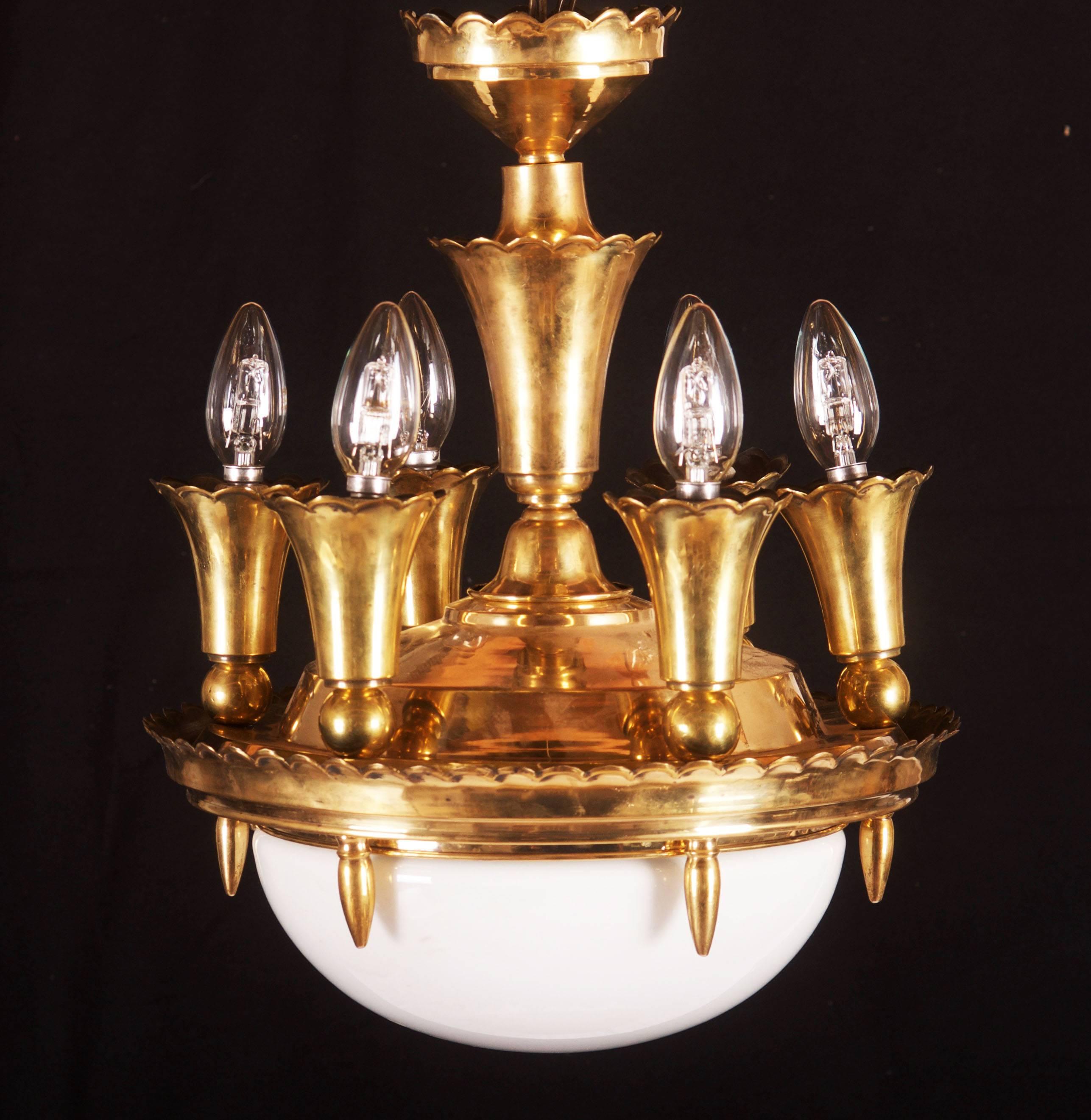 Lustre Art déco ou cubiste des années 1920. 
Construction en laiton avec sept douilles E14 et grand verre opalin. Restauré avec une nouvelle électricité.