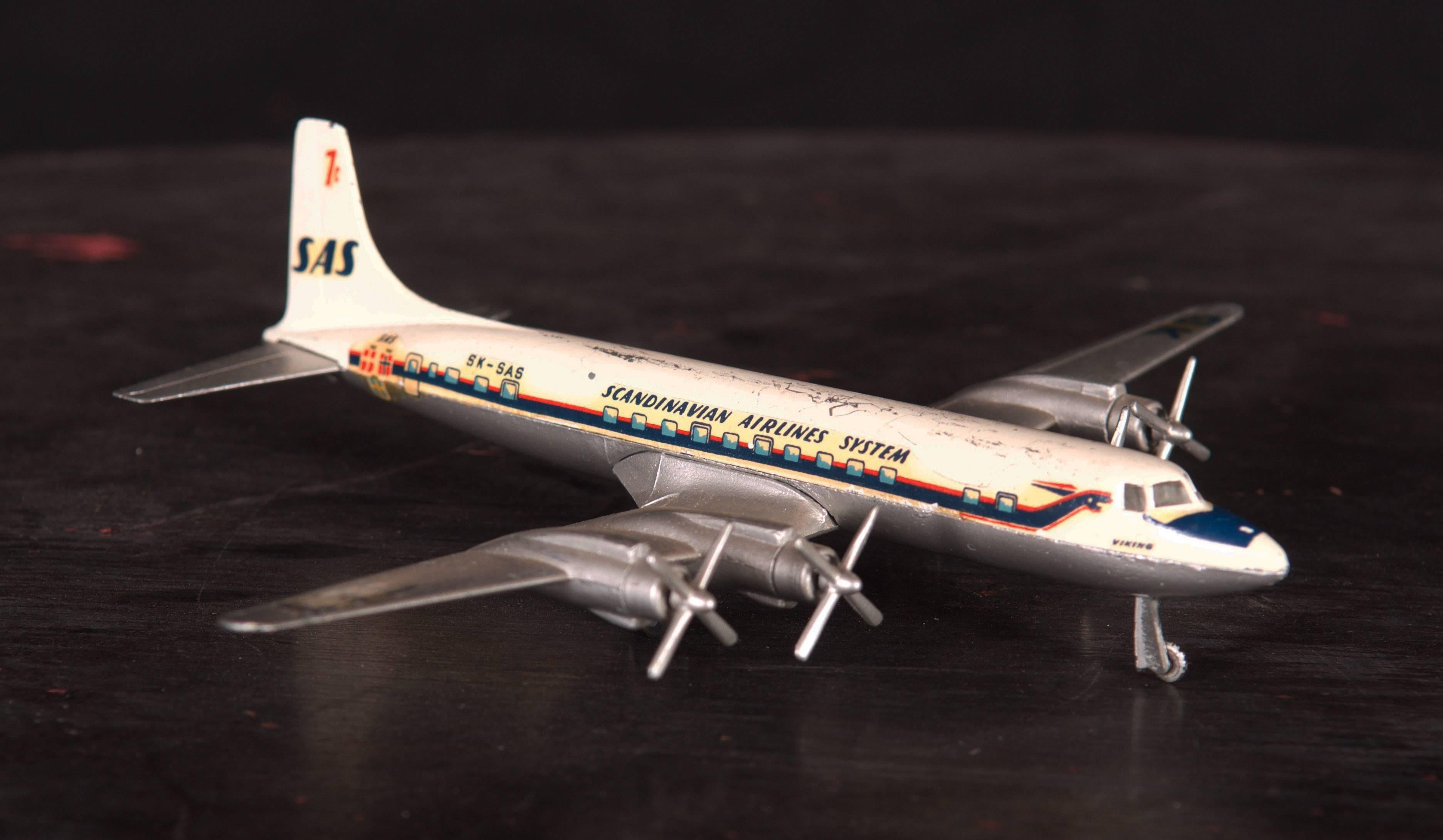 Vintage Douglas DC 7 C Airplane Model In Good Condition For Sale In Vienna, AT