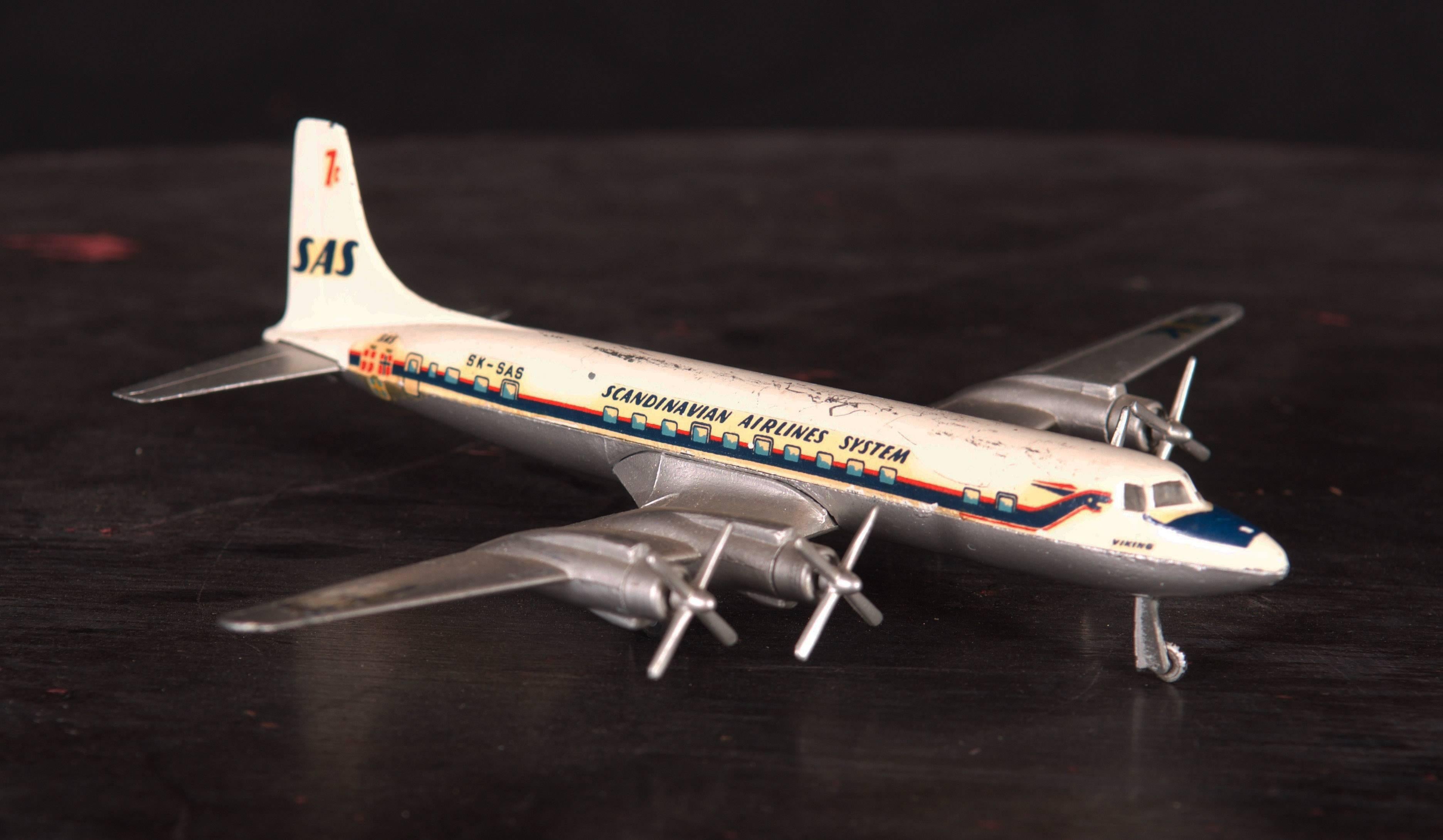 Vintage Douglas DC 7 C Airplane Model In Good Condition In Vienna, AT