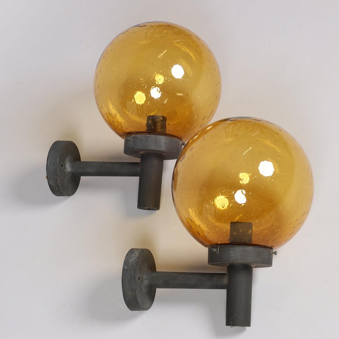 Mid-Century Modern Paire de lampes murales d'extérieur en métal avec abat-jour en verre en vente