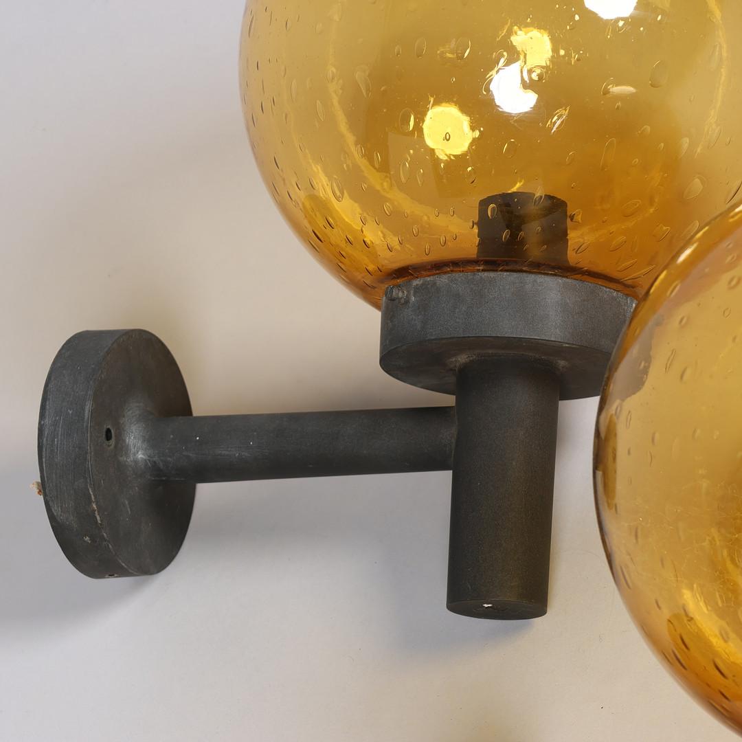 Paire d'appliques d'extérieur en métal avec abat-jour en verre et douille E27. 
Usure due à l'âge et à l'utilisation. 