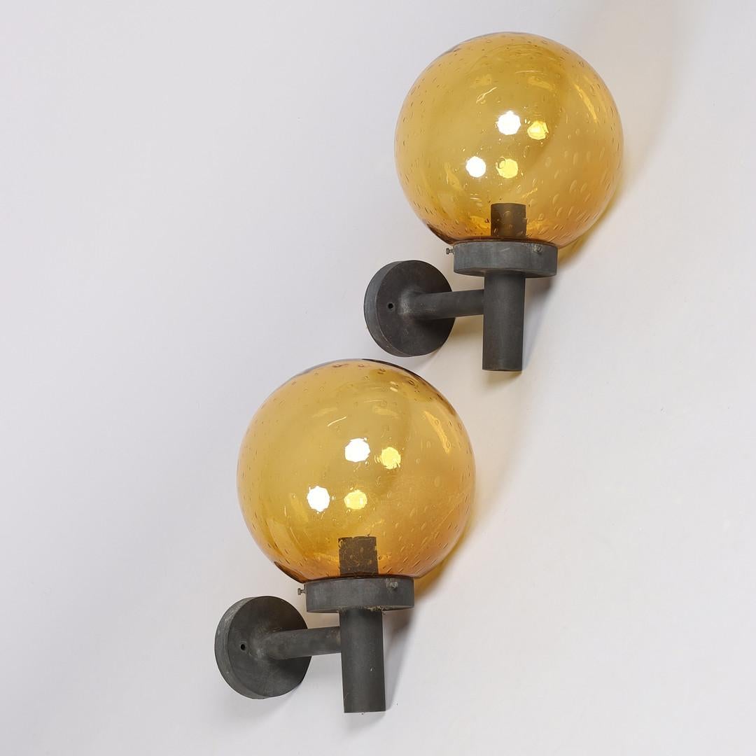 Danois Paire de lampes murales d'extérieur en métal avec abat-jour en verre en vente