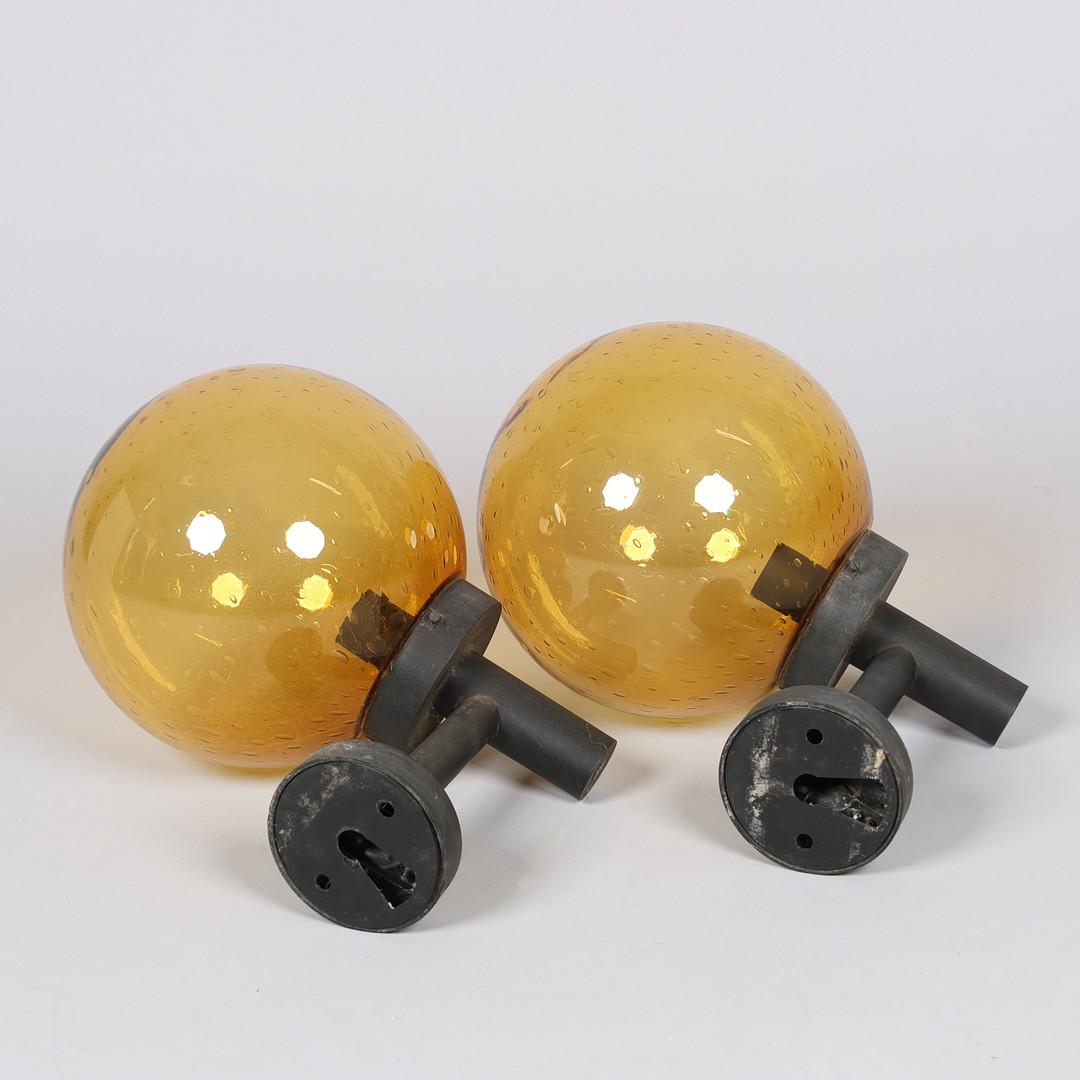 Métal Paire de lampes murales d'extérieur en métal avec abat-jour en verre en vente
