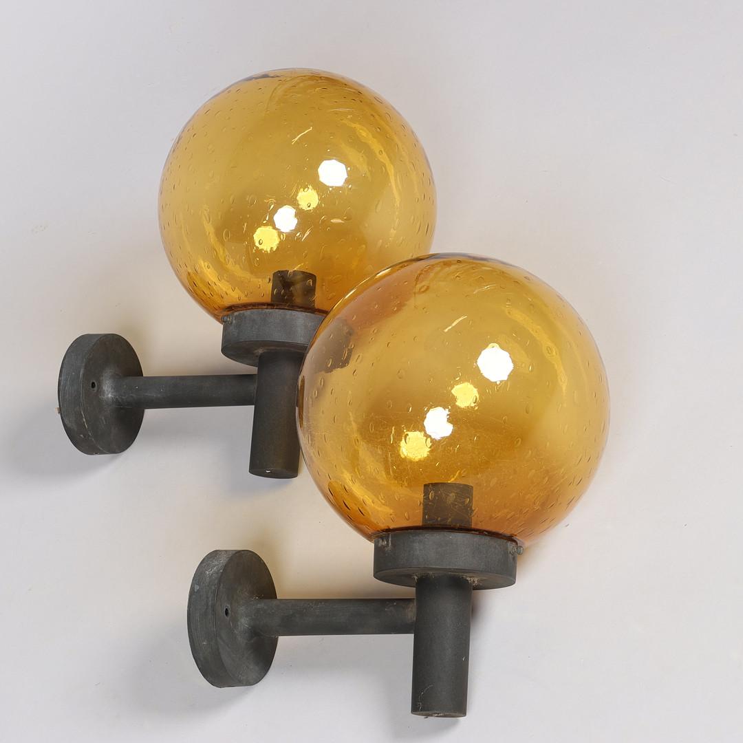 Paire de lampes murales d'extérieur en métal avec abat-jour en verre État moyen - En vente à Vienna, AT