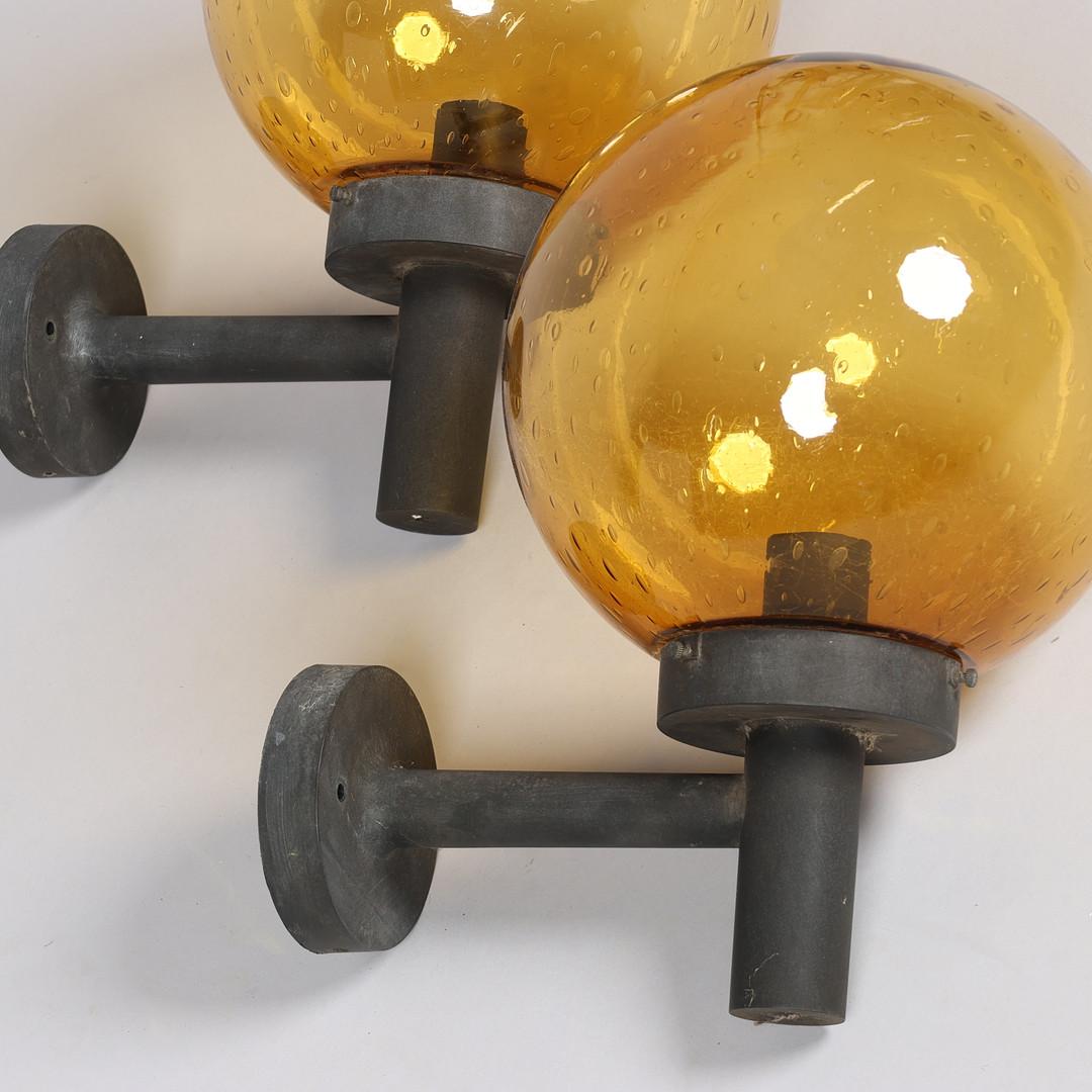 Milieu du XXe siècle Paire de lampes murales d'extérieur en métal avec abat-jour en verre en vente