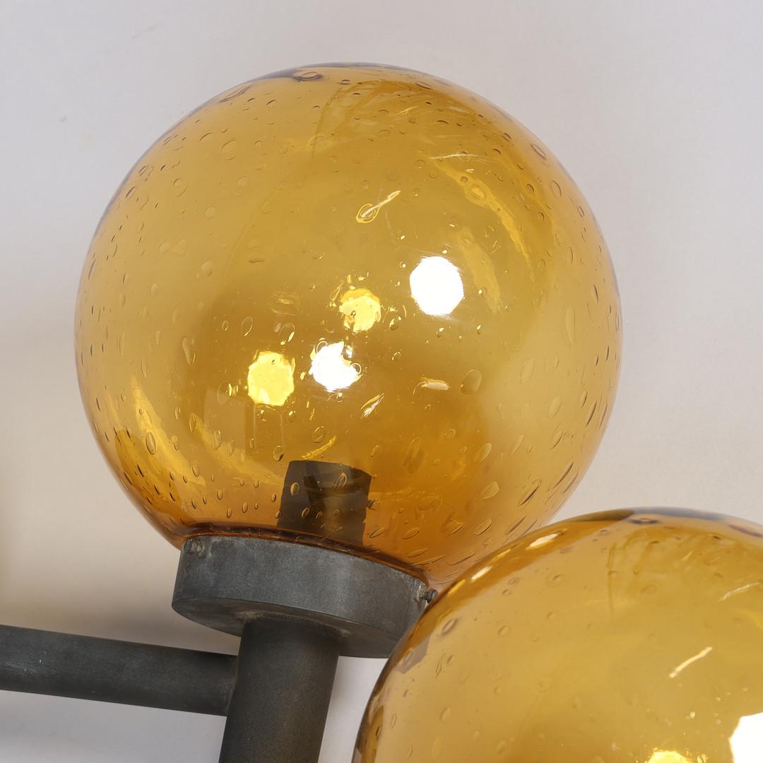 Paire de lampes murales d'extérieur en métal avec abat-jour en verre en vente 1