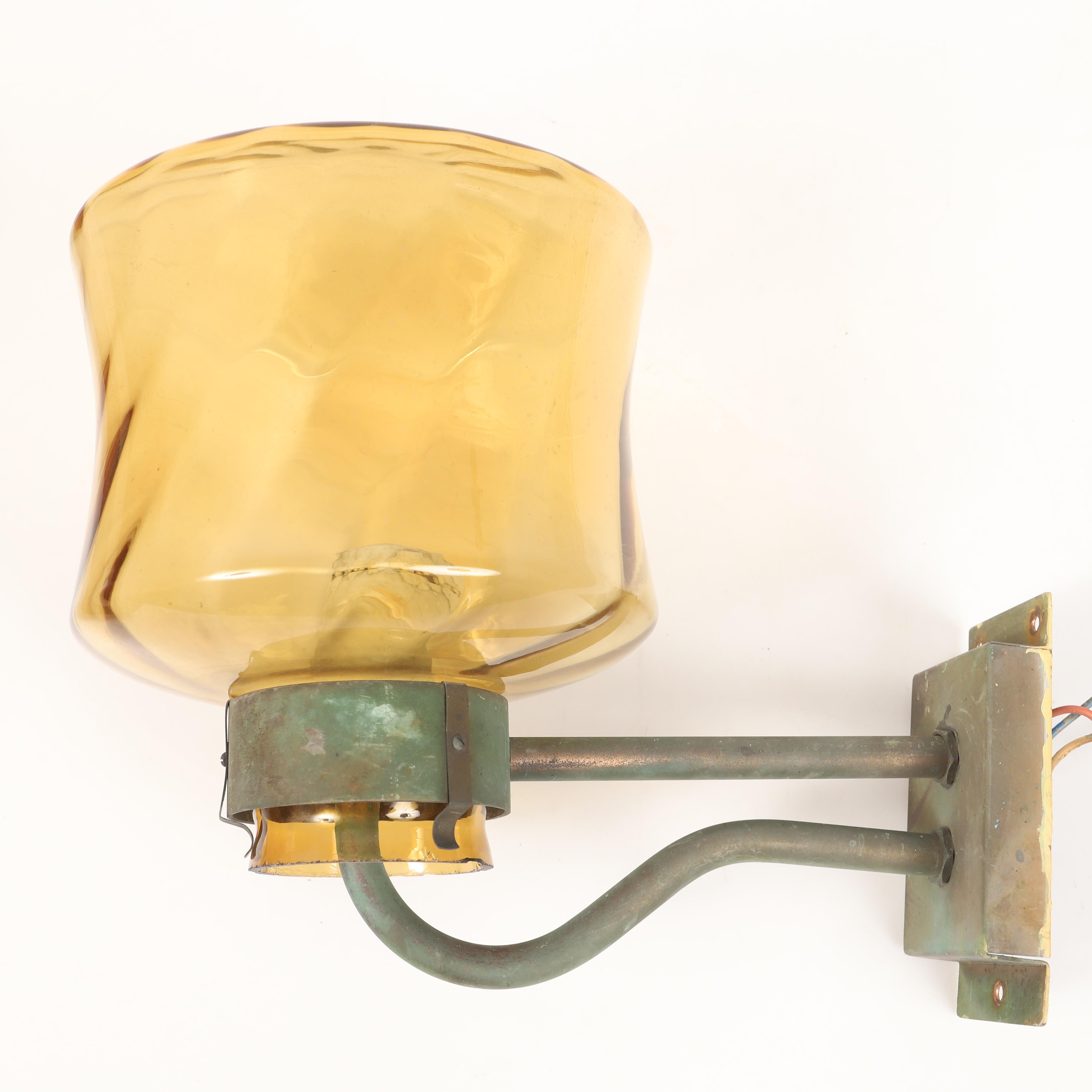 Lampada da parete in rame per esterni con paralume in vetro e attacco E27. 
Usura dovuta all'età e all'uso. Ne è disponibile solo uno.