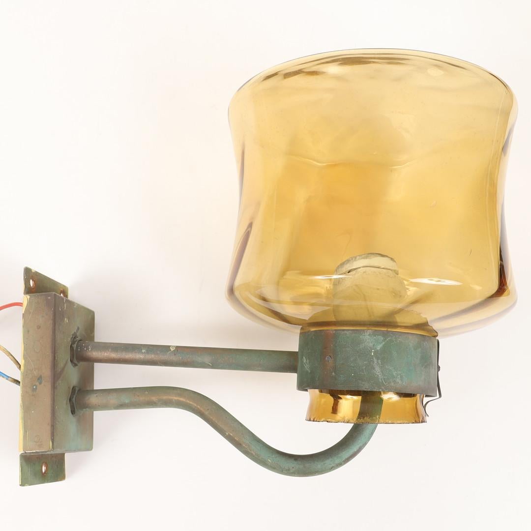Mid-Century moderno Lampada da parete in rame per esterni con paralume in vetro in vendita