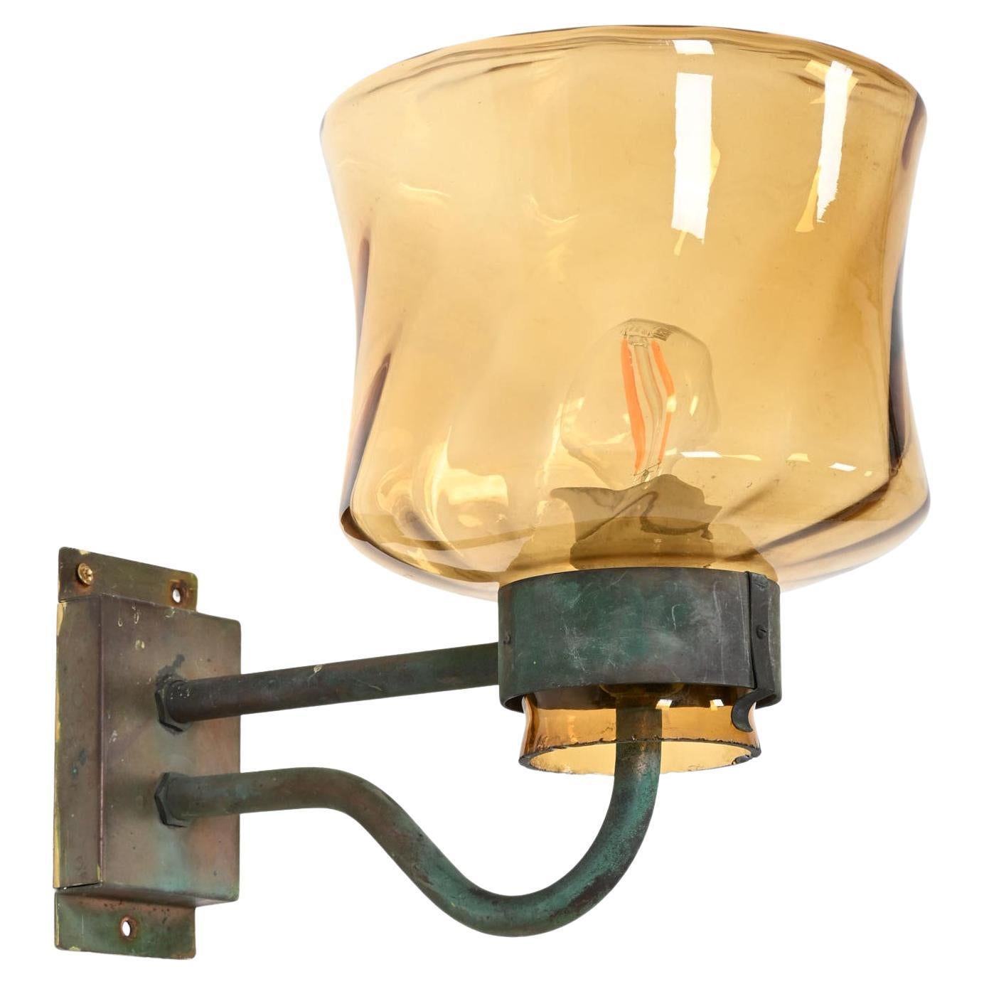 Applique d'extérieur en cuivre avec abat-jour en verre, équipée d'une douille E27. 
Usure due à l'âge et à l'utilisation. Un seul disponible.