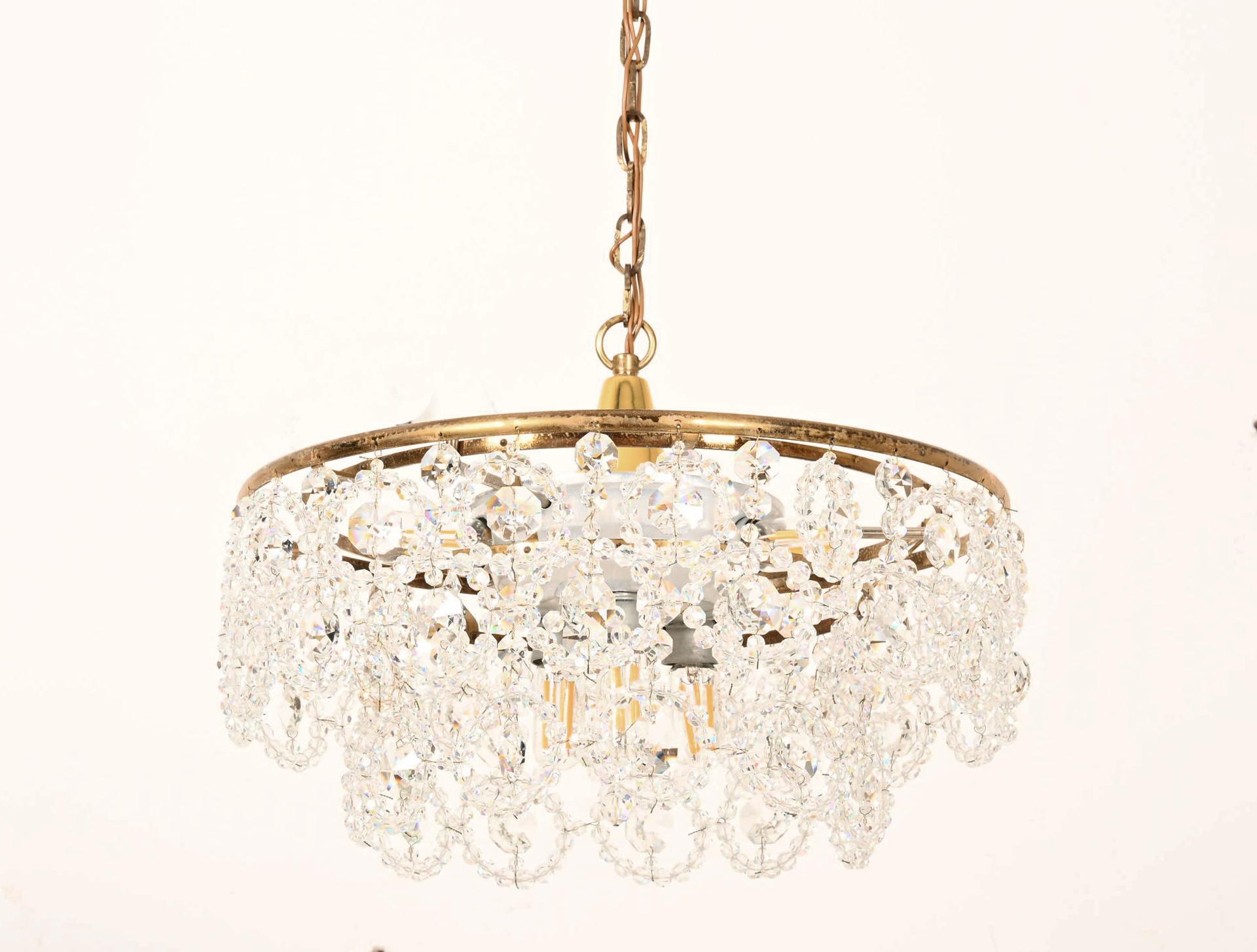 Mid-Century Modern Lustre en cristal taillé du milieu du siècle en vente