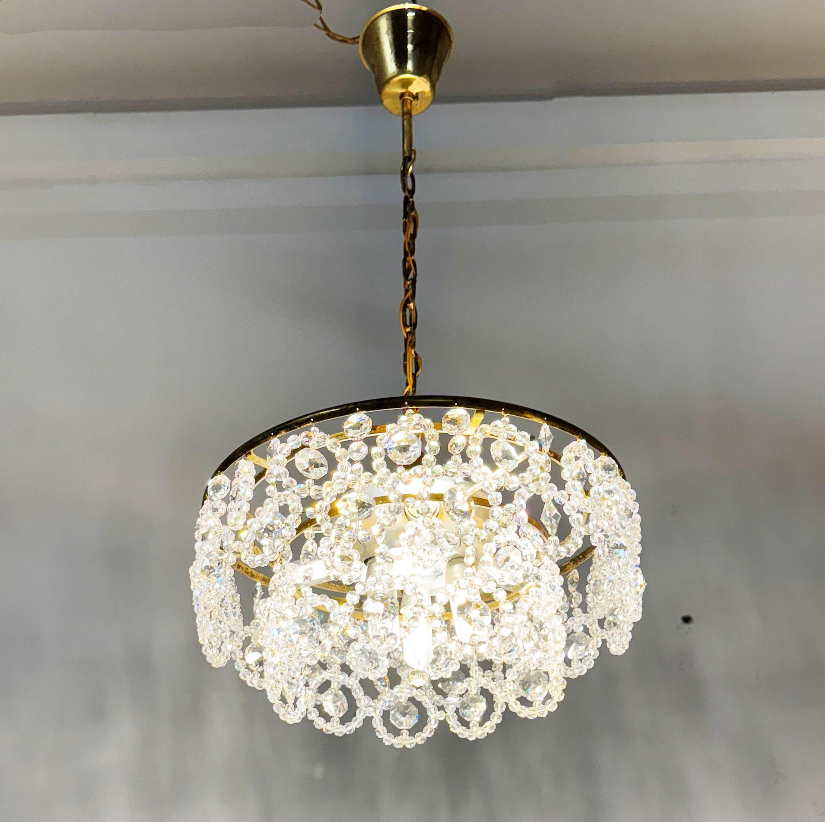 Lustre en cristal taillé du milieu du siècle en vente 2