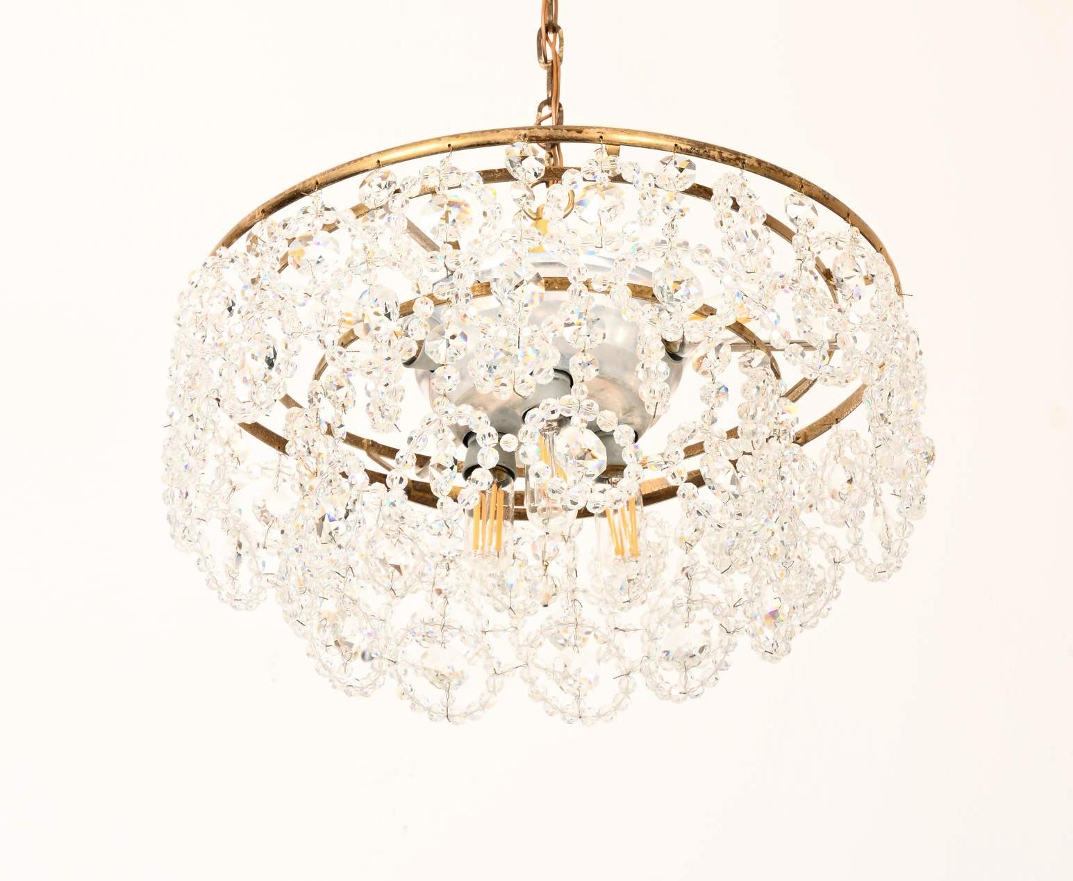 Lustre en cristal taillé du milieu du siècle État moyen - En vente à Vienna, AT