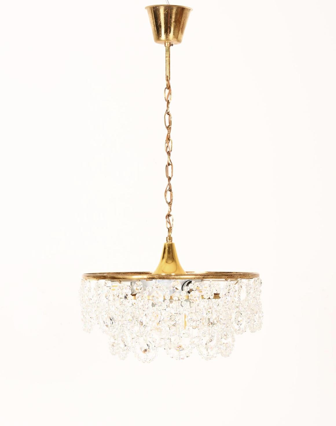 Laiton Lustre en cristal taillé du milieu du siècle en vente