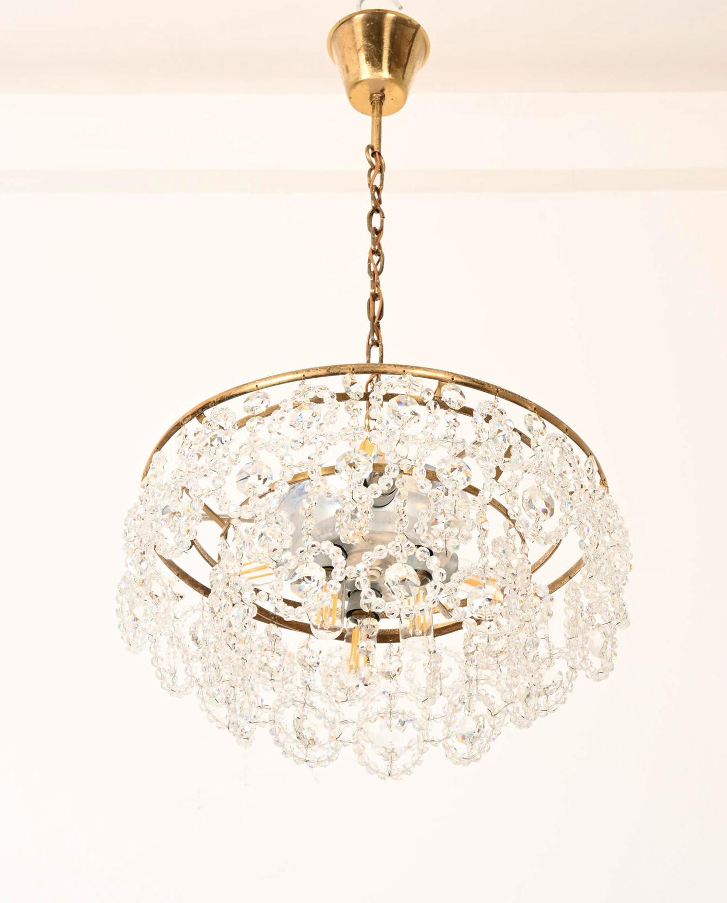 Milieu du XXe siècle Lustre en cristal taillé du milieu du siècle en vente