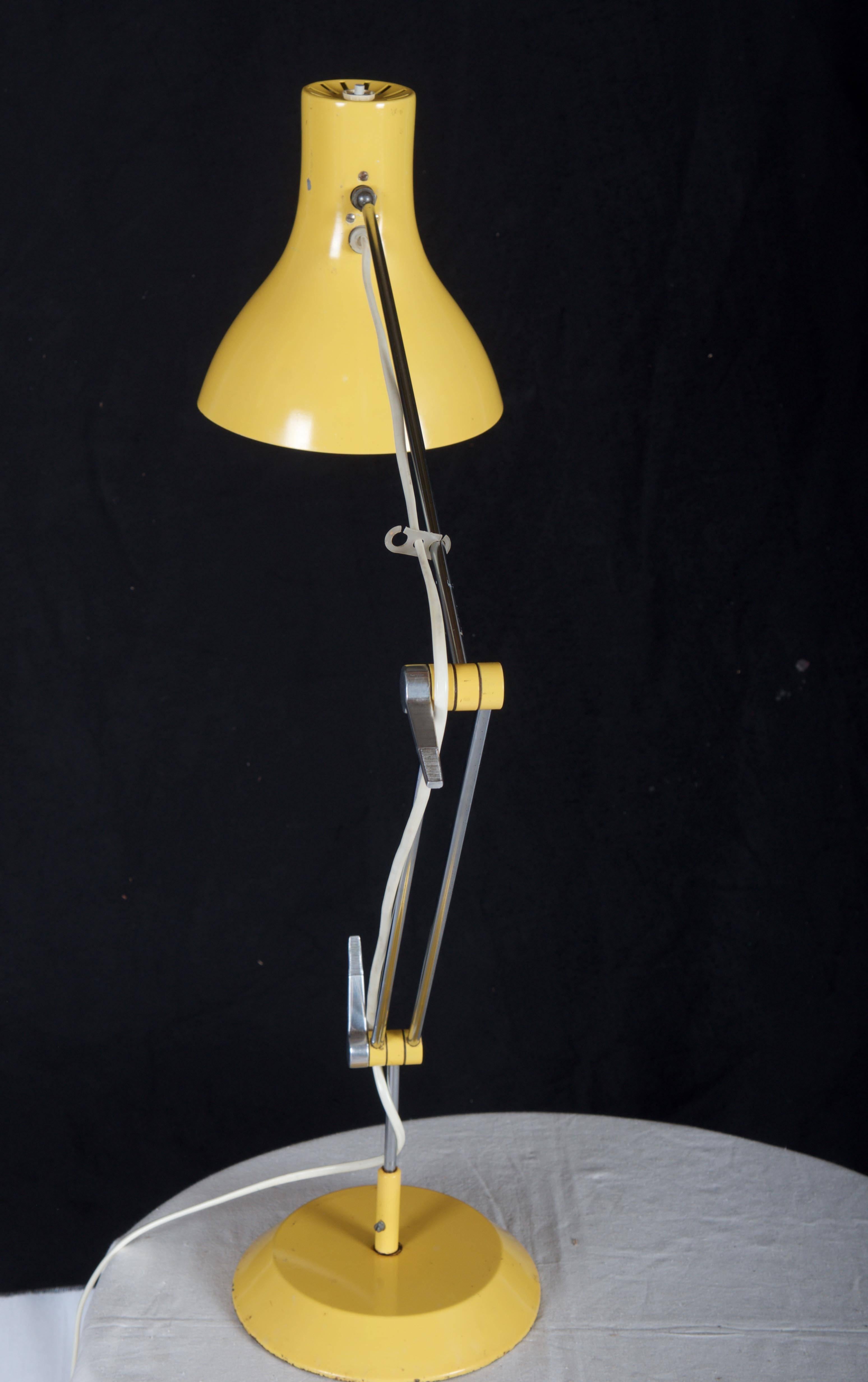 Schöne tschechische Tischlampe aus den 1970er Jahren, Stahlkonstruktion mit Aluminiumschirm, bestückt mit einer Standard E27-Gewindebirne.
Entworfen von Josef Hurka für Napako.
In gutem Originalzustand mit leichten Gebrauchsspuren.