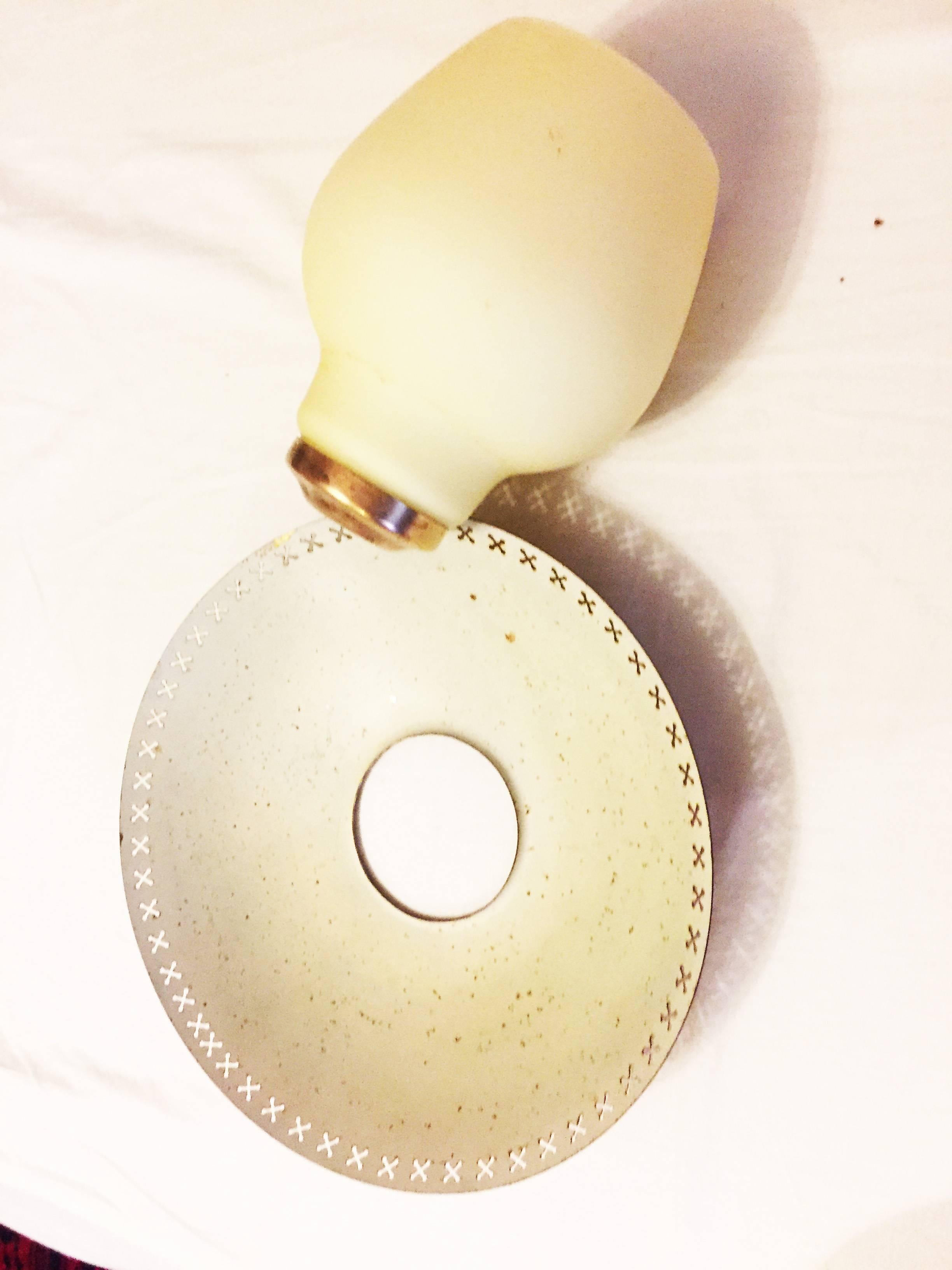 Lampada a sospensione in ottone e vetro opalino Bent Karlby per Fog & Mørup in vendita 1