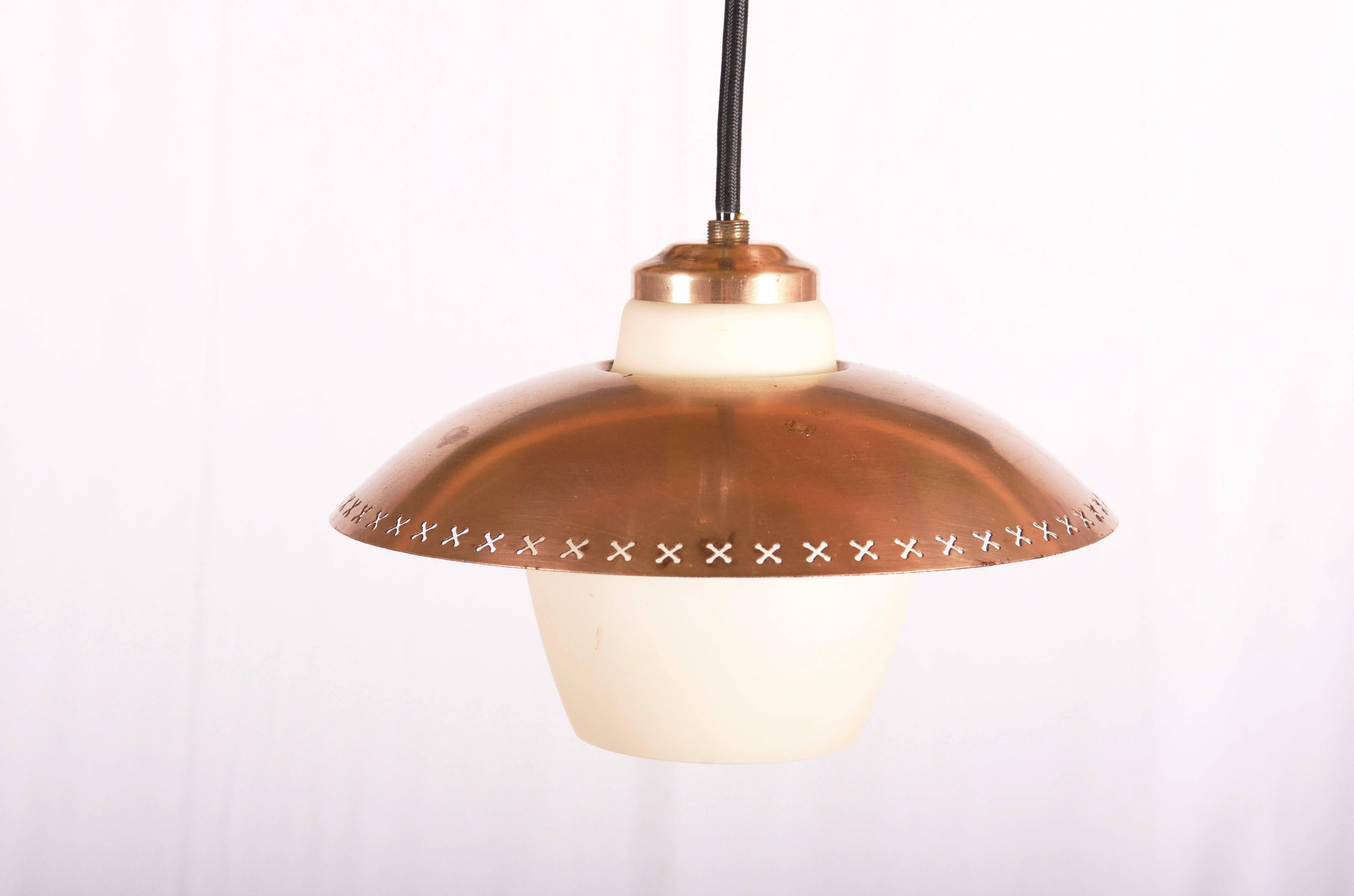 Scandinavo moderno Lampada a sospensione in ottone e vetro opalino Bent Karlby per Fog & Mørup in vendita