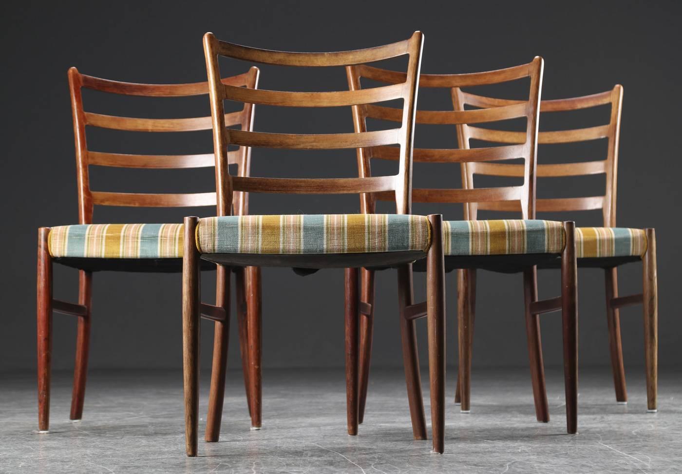 Danois Ensemble de quatre chaises de salle à manger danoises en bois de feuillus par Johannes Andersen en vente
