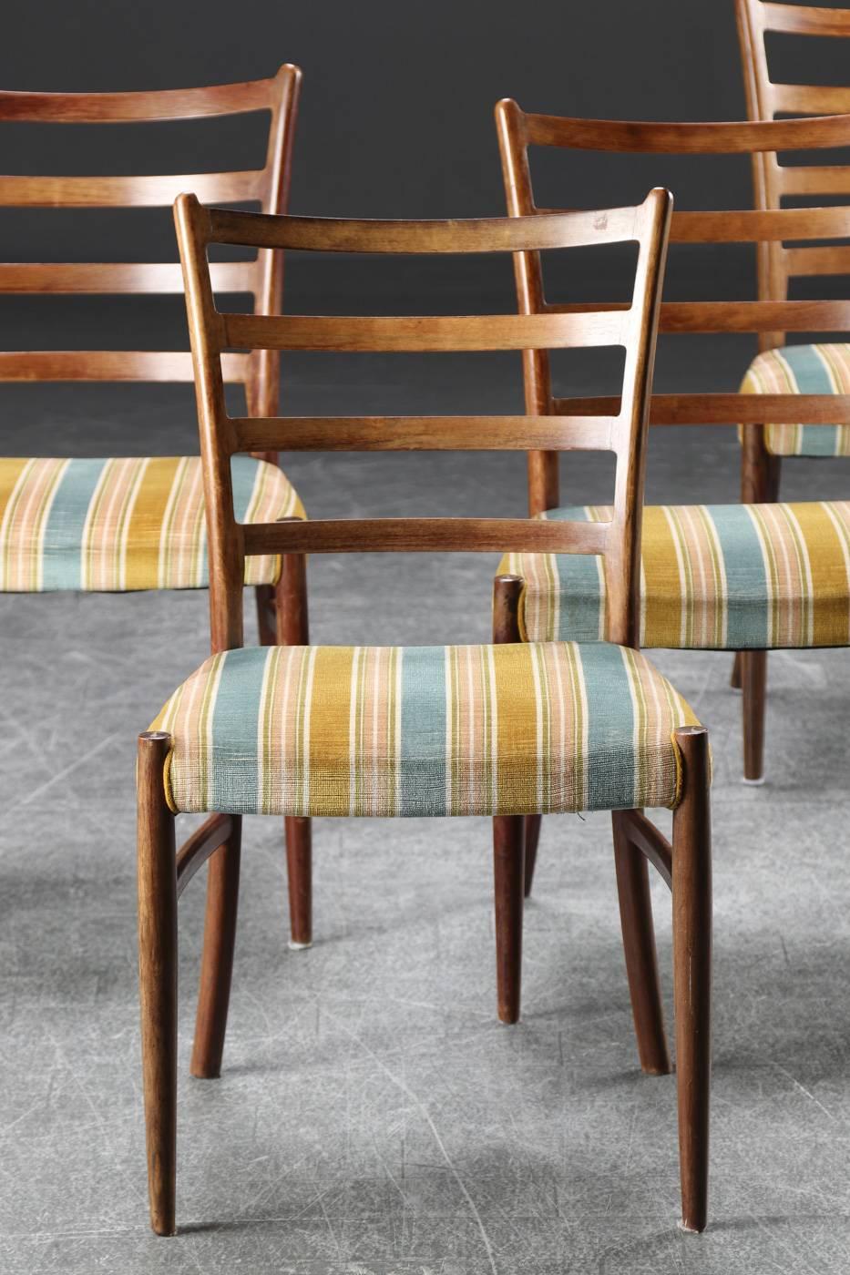 Ensemble de quatre chaises de salle à manger danoises en bois de feuillus par Johannes Andersen en vente 2