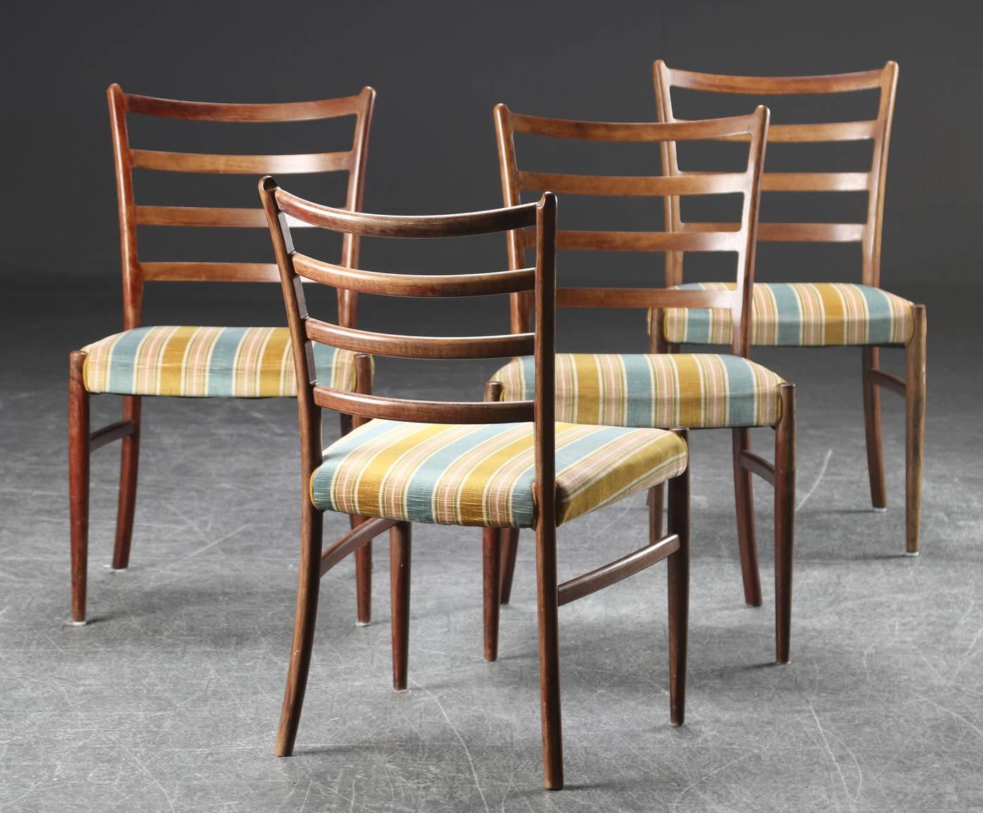 Ensemble de quatre chaises de salle à manger danoises en bois de feuillus par Johannes Andersen en vente 3