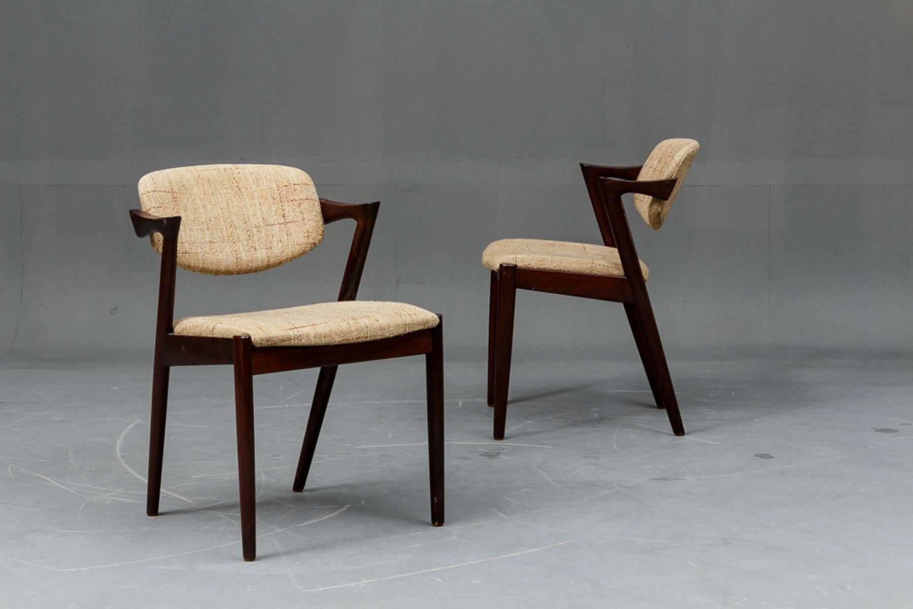 Dining chairs, model 42, designed by Kai Kristiansen and manufactured in Denmark by Schou Andersen Møbelfabrik. The chairs are made from solid hardwood, featuring tapered legs, curved armrests and wool upholstery. Good vintage condition.
New